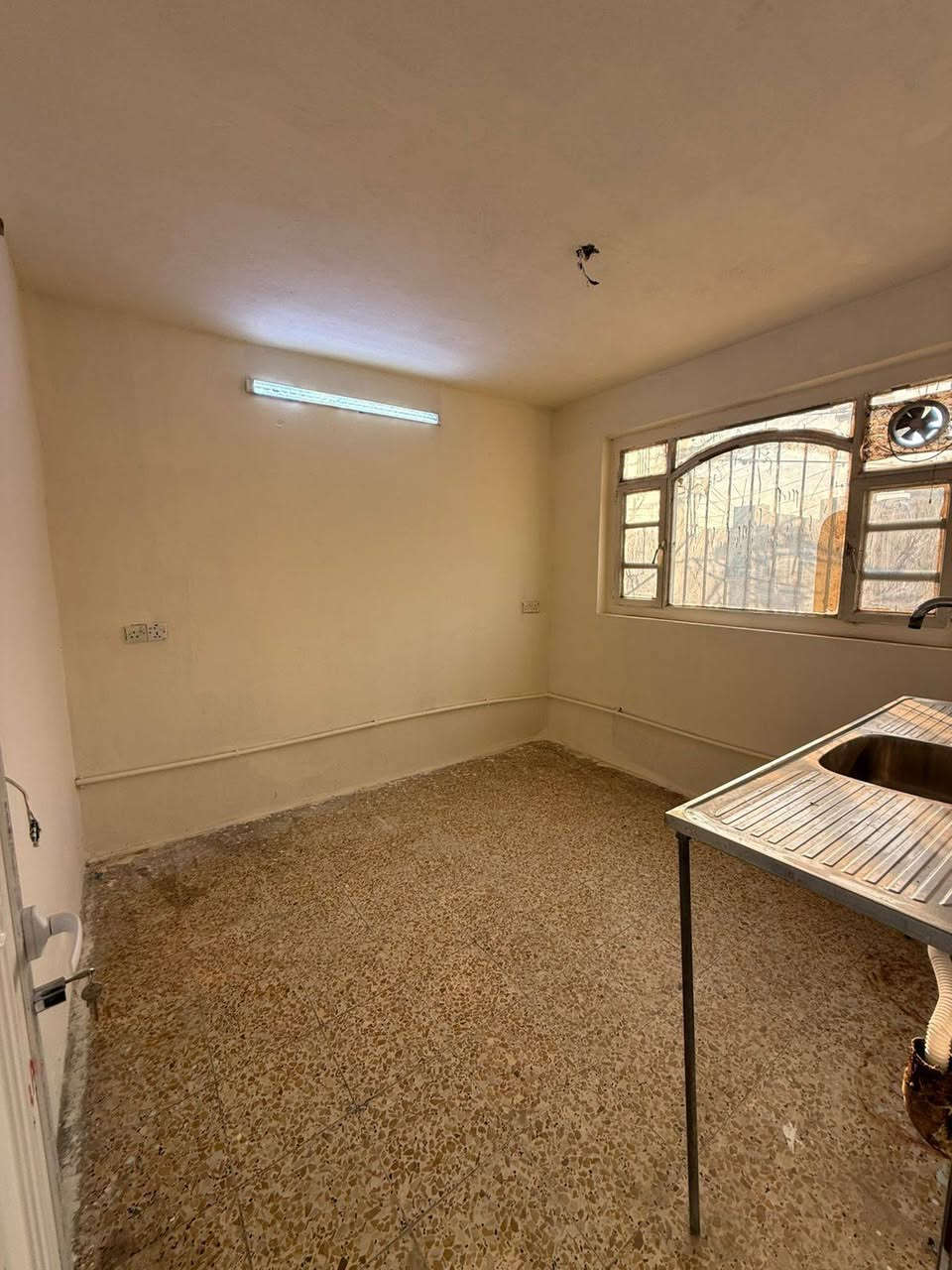 السلام عليكم
مشتمل للأيجار في منطقة الامين نواب الضباط
طابق ثاني مكون من صالة ومطبخ وغرفة نوم وحمام وسطح
للأستفسار الاتصال على هذا الرقم
***********
