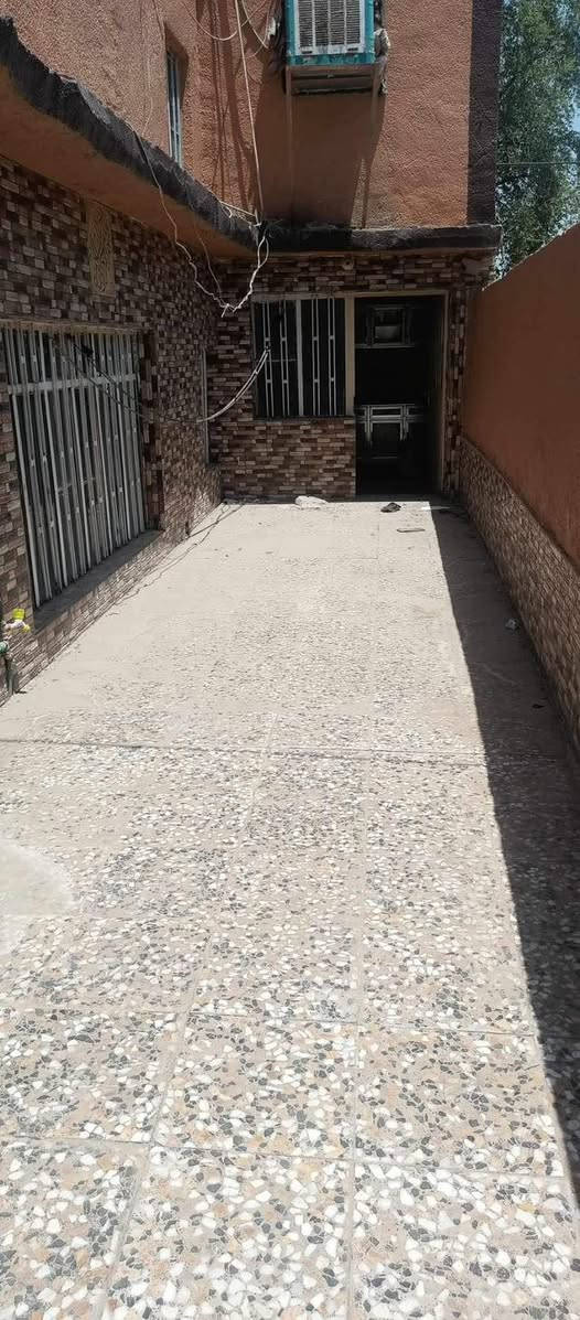 بيت لبيع (طابو صرف) المكان (حي الضباط)  لبيت موقعه ركن علئ شارعين شارع مقابيل شلال سنتر وشارع يطلعك علئ محطه مال بانزين لحكوميه بصف اعداديه السجاد للبنين  مساحة البيت 193متر. يحتوي البيت علئ
مطبخ 4/4
استقبال4/4
صاله4/4
غرفه4/4
وطرمه جبيره
ومشتمل فوك معزول
بي غرفه
وهول 
ومطبخ
وصحيات
وبي سطح عالي وسطح ناصي
سعر لبيت 120
لاستفسار//***********
