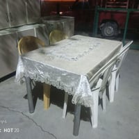 طاولة كبيرة • ٤ كراسي بلاستيك • نظيف بلا عيب
