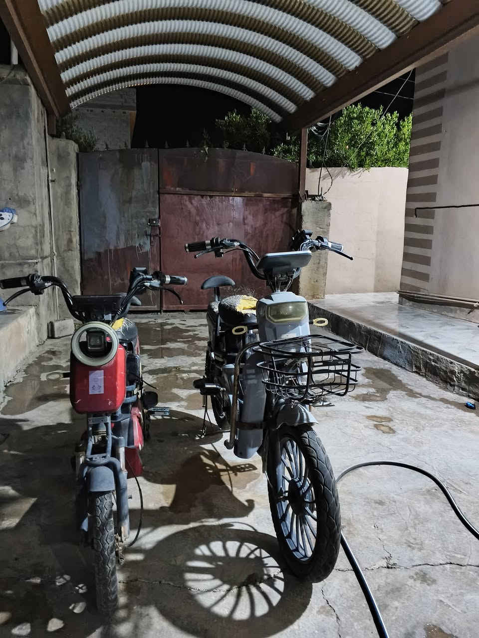 بايسكل شحن العدد 2 الاحمر ما بي بطاريه والثاني هابطات السعر,300الف  وبي مجال للتواصل الرقم***********

