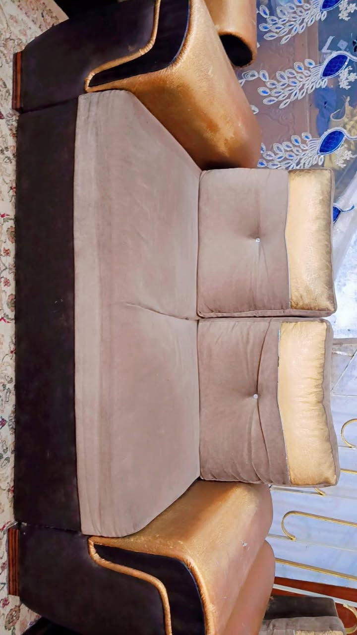 تخم للبيع نضيف  قنفه وثنائيه و٢كراسي للبيع سعر ٧٥ لف ناصريه الاسكان الصناعي رقم ***********
