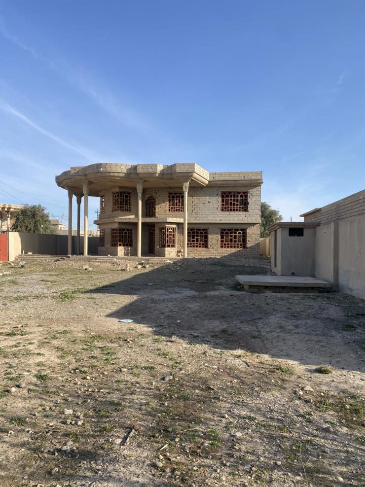 للبيع هيكل مساحة 650 متر طابو صرف حي الاسمي مباشر على شارع 30 الدار 6 غرف نوم استقبال صالة داخلية مطبخ حار بارد صحيات دخلية ارضي طابق ثاني صحيات خارجية للاستفسار مراسلة الصفحة او الاتصال على الارقام التالية 
***********
***********
