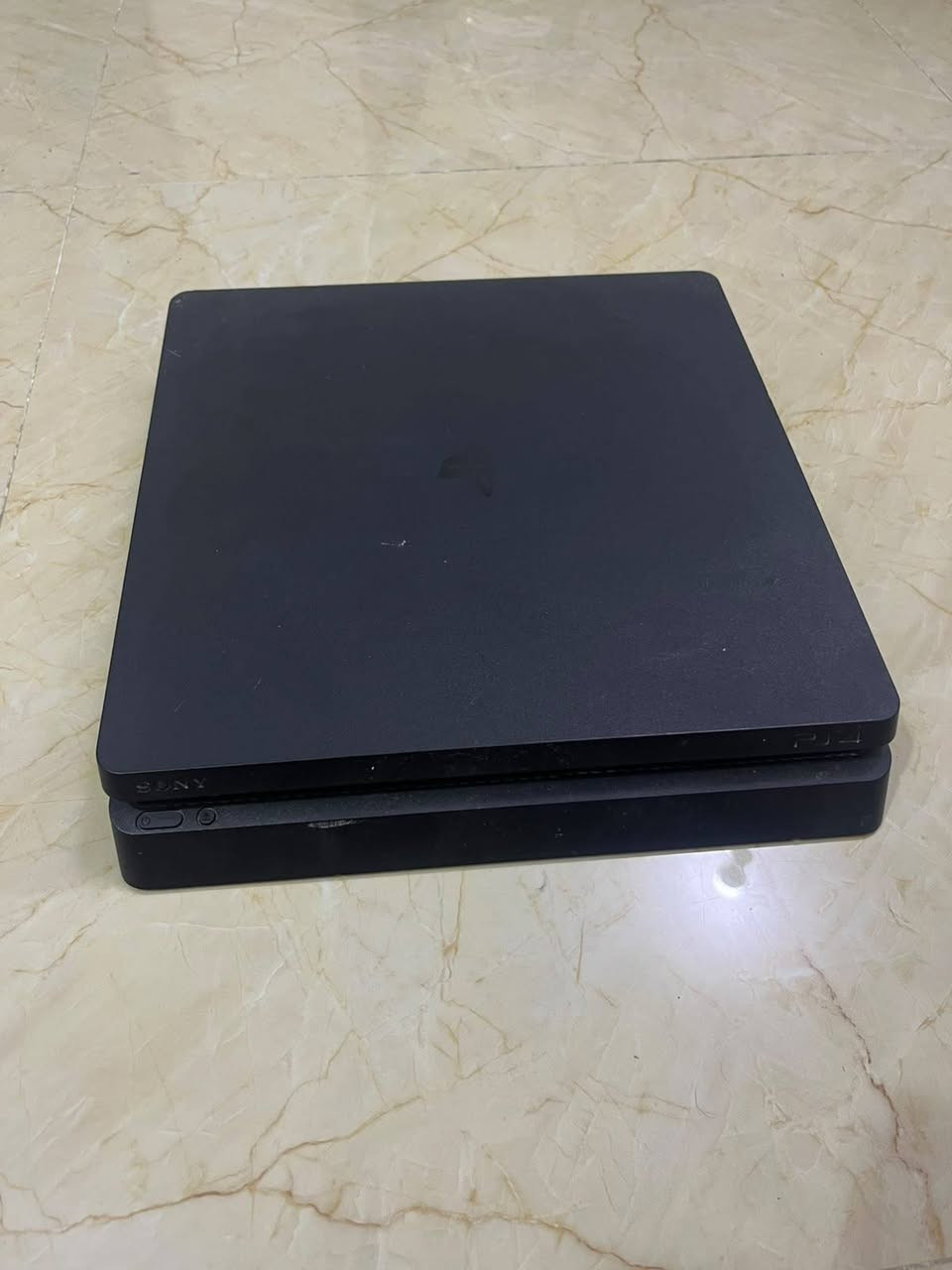 السلام عليكم 
للبيع جهاز PS4 Slim بحالة ممتازة، الجهاز استخدام منزلي ومحافظ عليه. غير مهكر
المواصفات:
 المساحة: [المساحة: 500GB 
 الحالة: [الجهاز يعمل بكفاءة، لا يوجد فيه أي أعطال وغير مفتوح
  المحلقات:
يد تحكم أصلية وحدة (تحتاج تصليح بسيط ).
 جميع الأسلاك كاملة (سلك الطاقة، سلك HDMI، سلك شحن اليد)
السعر 200 الف 
للاتصال على الرقم ***********
