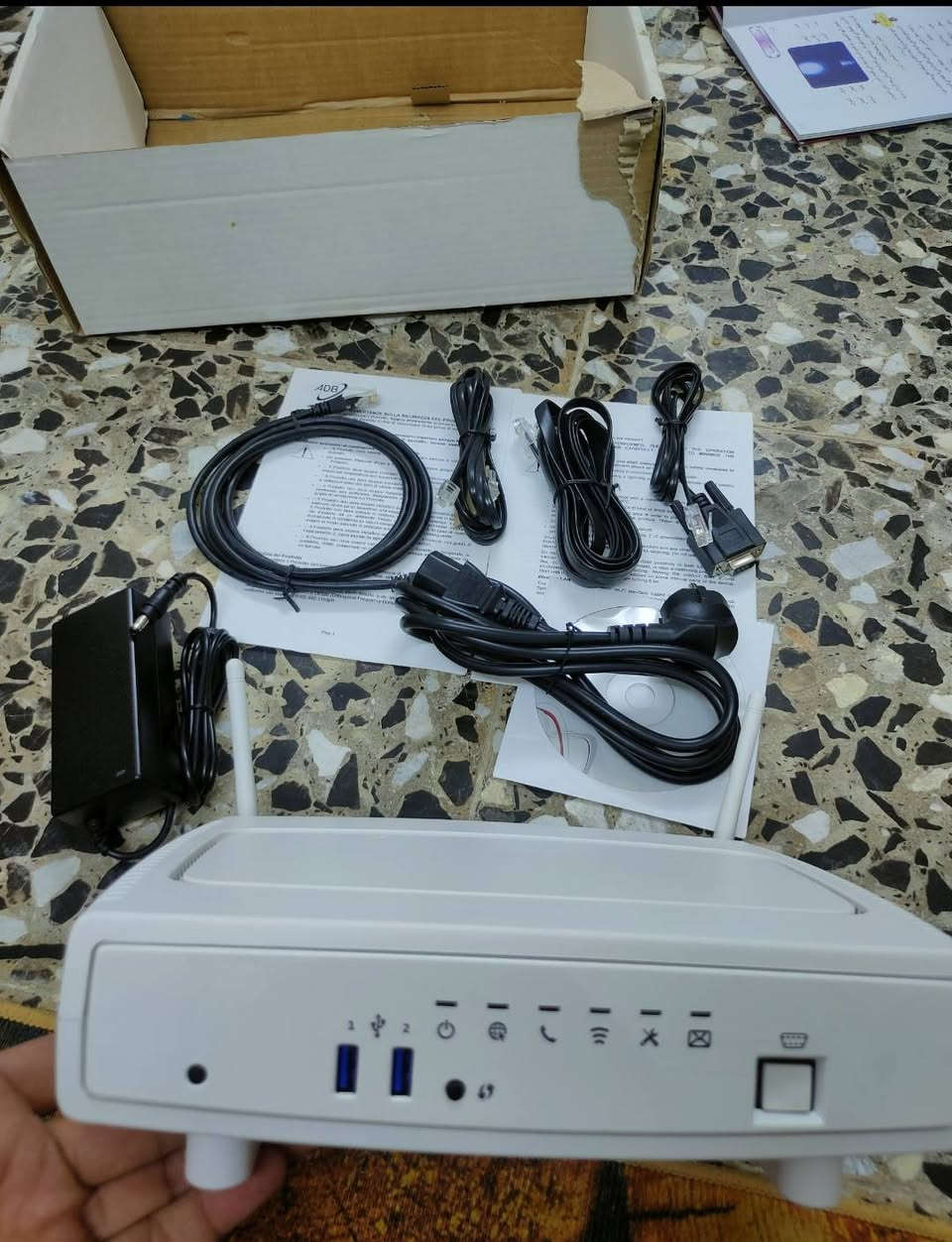 راوتر بهذا الشكل جديد غير مستخدم ولامبرمج فقط فحصتة على الكهرباء شغال للبيع بس ماعرف سعرة انطوني سعر بالتعليقات باليرضي الله .


**إذا كنت صاحب هذا الإعلان وتريد حذفه لأي سبب، رجاءا أرسل رسالة إلى الدعم الفني**