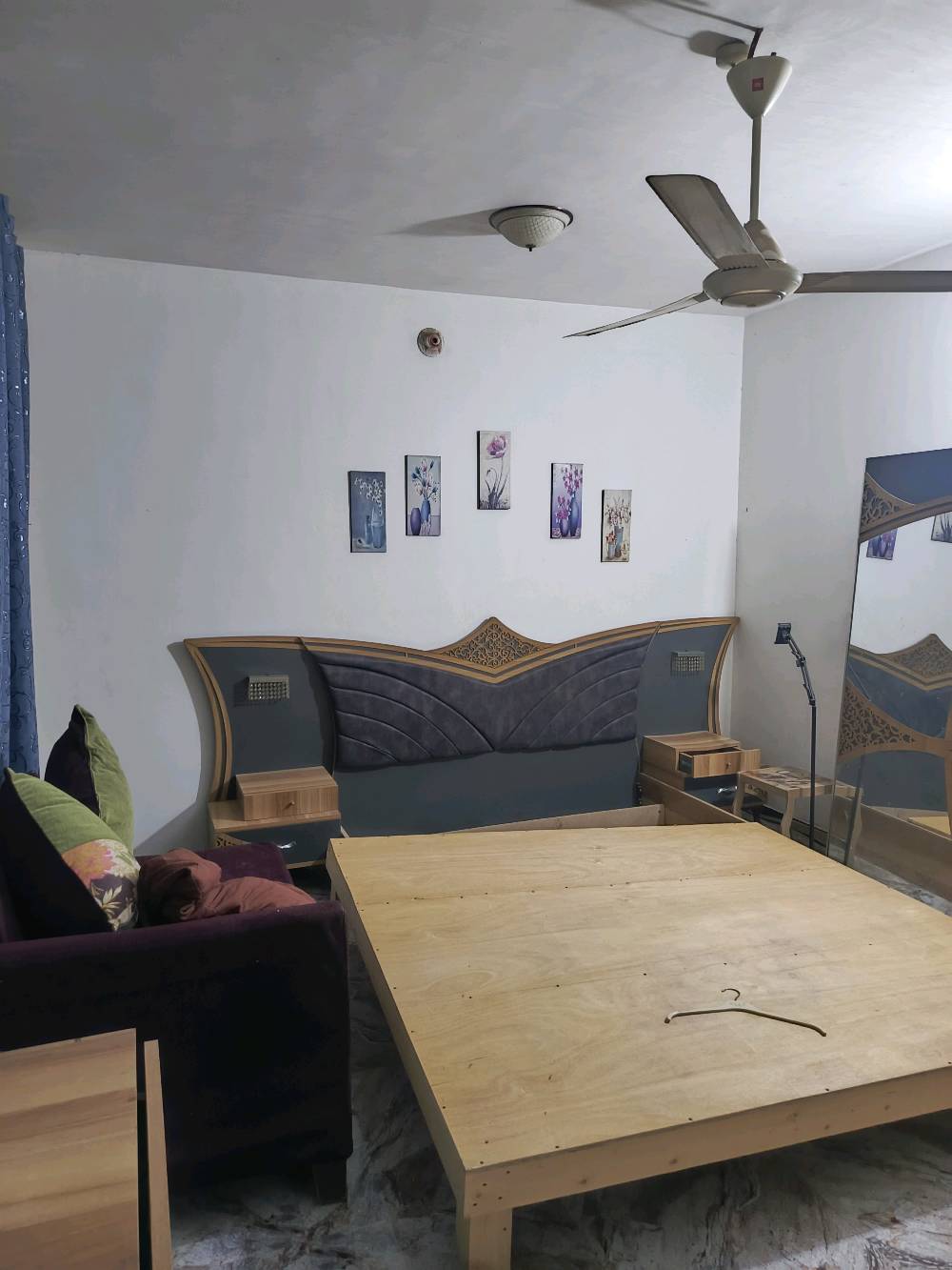 دار للبيع الانبار رمادي حي التأميم..
مساحه 200 طابقين يحتوي ع 5 غرف نوم صاله واستقبال و3 حمامات مطبخ