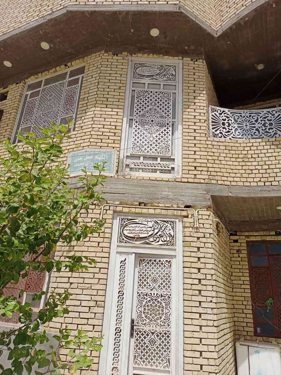 بيت للبيع بحي الرافدين طابقين صب بنيان جديد غرفتين وصاله 8امتار ودوانيه 8امتار ومطبخ وحمام داخلي وصحيات خرجيه مناور 2طابق ثاني غرفتين وصاله 8امتار وصحيات وبي شقه خارجيه درجهه عل شارع غرفه وصاله وصحيات وبلكونه ومطبخ مساحه 200متر شارع 18متر تبليط ورصفه 4مدارس قريبات عل بيت 
***********
