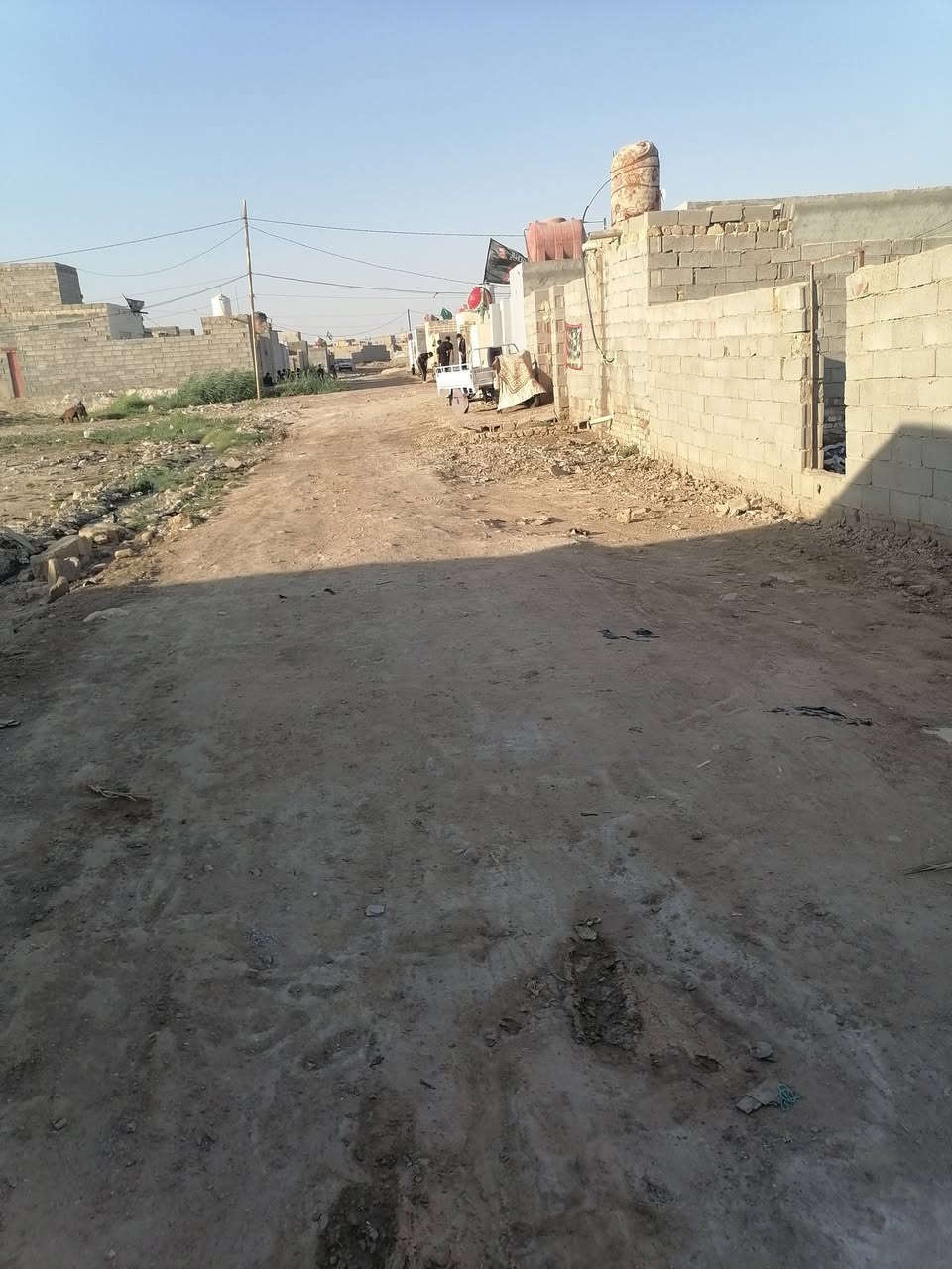 بيت هيكل بحي شهداء مساحته 200متر مبني بيه غرفتين وصاله  
بعده مكامل سعره 13مليون 

تصال عل هاذا الرقم***********

