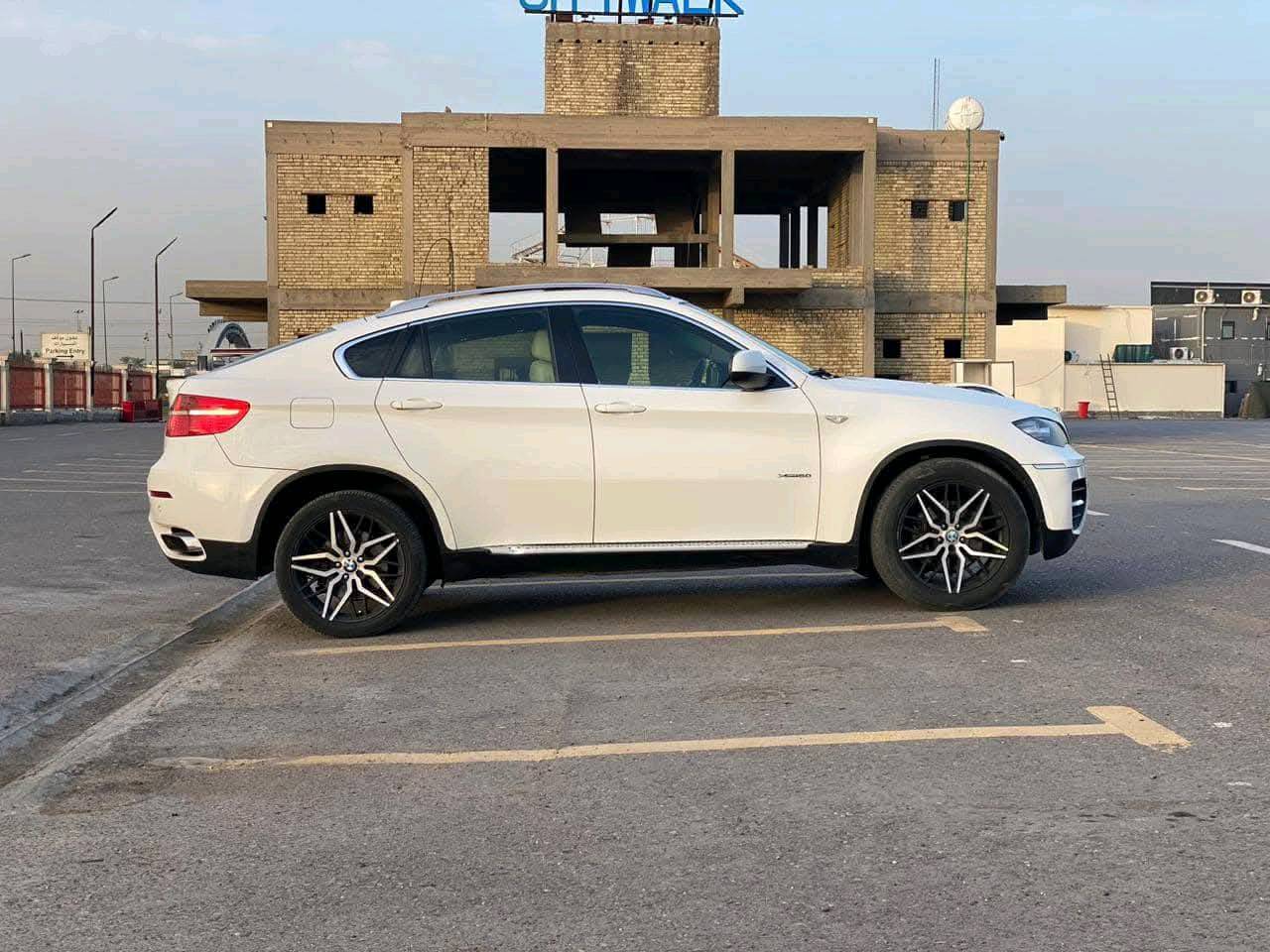 🔥 BMW X6 موديل 2009 خليجي – فول 🔥
شركة العروش
▫️ رقم أربيل دولي سنوي
▫️ الرقم جديد 2030
▫️ أعلى فئة، كلشي شغّال
🔧 المكينة والقير
▫️ 8 سلندر توين تيربو بلادي
▫️ قير أوتوماتيك – 3 مودات
▫️ ما تطلب شي
🛞 الضرر (للأمانة)
▫️ صدام أمامي وخلفي مبدلات
▫️ صبغ جامغ أمامي فقط (وجوة الرقم)
▫️ ماكو شاصي – ماكو فتح – ماكو قص
▫️ الضرر المكينة كايمه فقط 
❄️ التبريد
▫️ تبريد قطعتين، بارد كلش
🧰 الصيانة
▫️ تايرات وبطارية جدد
▫️ سيرفس كامل
▫️ زيوت وماء وكالة
🚘 الداخلية والإضافات
▫️ جلد بيج، كشنات ميموري
▫️ كامرة + حساسات
▫️ بصمة، دبل كروز، صوت بلادي
