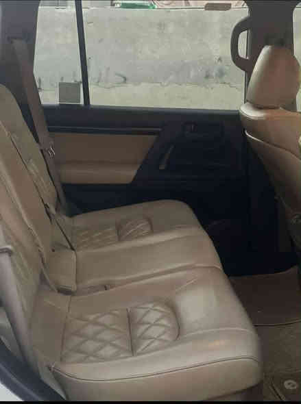 لاندكروز
2011ابيض.  رقم بغداد أنكليزي
6 سلندر 
محرك 4000

..............
جي اكس ار اي
..............
مرايات قلاب 
فتحه بانوراما 
كشن كهربائي 
كشنات جلد 
تبريد 3 قطع 
تخم تاير دالوب 
................
بدون صبغ 
بدون تبديل 
بدون علو 
...............
مكفوله 
سنويه باسمي جديده

...........
مكان بغداد البياع السعر خاص.        ................ ***********
  الرقم بي واتساب
