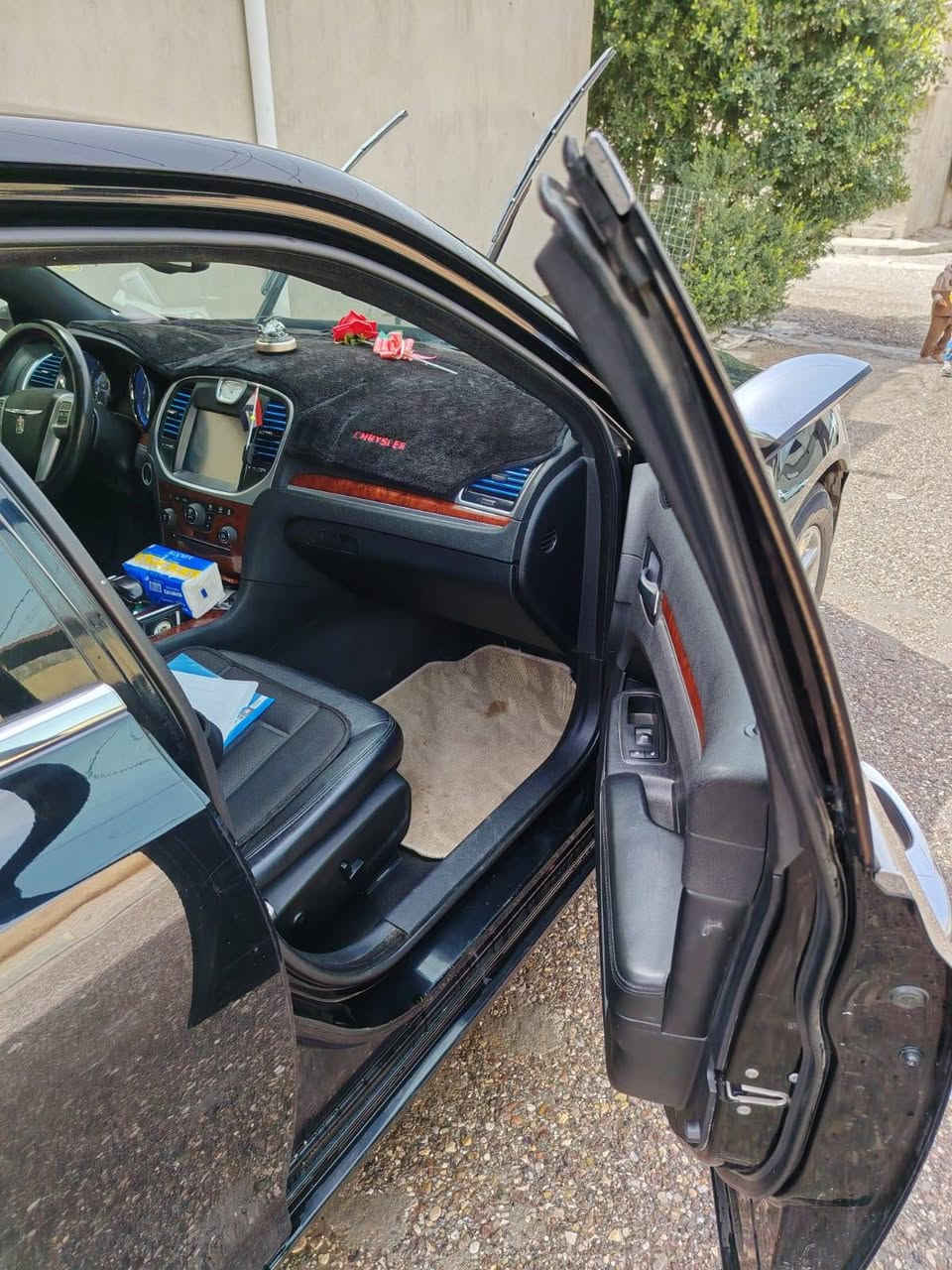 السلام عليكم سيارة اوباما C300
مكفولة بيها بارده كلش قليل
موديل 2012، استخدام شخصي سيارة مال بيت 
 السعر: ١٦٠ بيها مجال قليل
 للتواصل:  ***********
