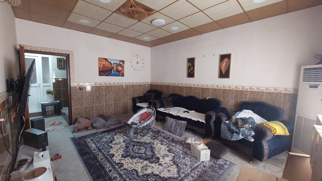 بيت للبيع (طابقين منفصل، يستخدم بيتين منفصلين ). 

سليمانية هواري شار 

موقع مميز 
قرب شارع عام وأسواق
قرب اكبر حديقة في سليمانية 
 طابقين منفصلين من الخارج.

طابق اول ( استقبال، مطبخ، حمام داخلي وخارجي، غرفة نوم، كراج دفن)

طابق ثاني وثالث
استقبال، مطبخ، مخزن، حمامين سخان دفن، غرفة نوم، غرفة نوم طابق ثالث كامل مواصفات سويت عزل+ دكت. سطح مقابيل منظر  مع بيتونة.

كاونتر في الطابقين و سبلت عدد ٢ .

البيت كامل سقف ثانوي حديث ما عدا الطابق الثالث سقف مغربي ، ٣ سخان، ٤ تانكي ماء.

مساحة 100 متر مربع ، ركن طابو. 

للتفاصيل التواصل واتس اب
***********
