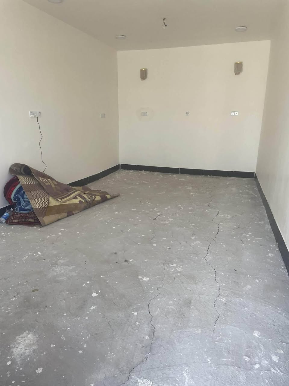 سلام عليكم اخوان بيت للبيع زراعي مساحته 350 يتكون من 2غرف وصاله وبراني ومطبخ حديقه البيت جاهز من اي شي بنا بلوك وطابوق موقع مرتب جداء جداء يبعد عن الطابو 8 امتار شارع بل باب خدمات متوفره
البيت مناسب سعره بيع مستعجل البيت في ناحيه نفر 
***********
