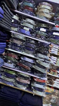 تصفيا محل شلعه قميص رجالي شبابي مال تركي العدد ١٠٠ قميص سعر القطعه ٥٠٠...