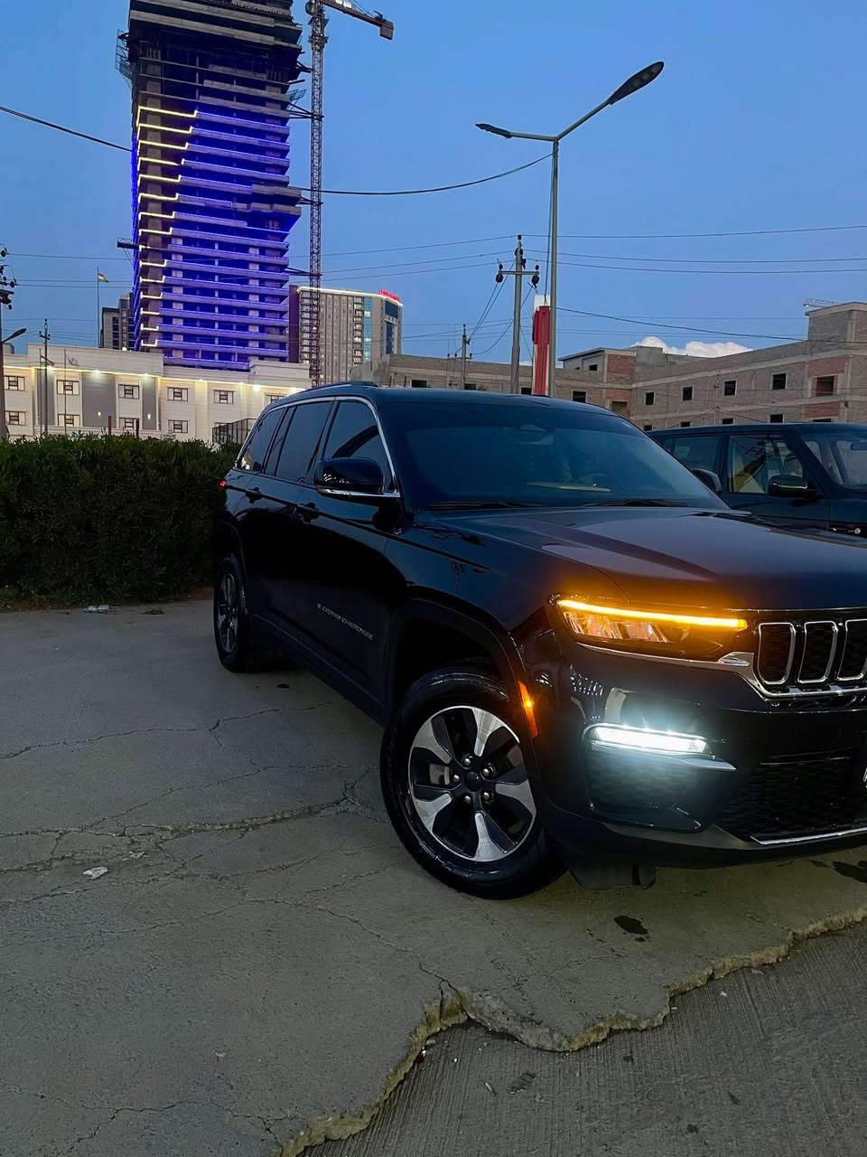 جيب موديل 23 4xe بلگن
3 أنظمة ( هايبرد - كهرباء - بانزين ) 
السيارة فول مواصفات 1/1 
4x4  فور ويل 
مقاعد جلد 
تدفئة مقاعد امامي و خلفي 
سقف بانوراما 
رادارات 
شفتات ستيرن 
صندوق كهربائي 
شاشة كبيرة 
بصمة  ابواب وصندوق

رقم اربيل بأسمي تحويل ثاني يوم 
هزة جديدة 

السيارة بجم كبس ..
حادثها صفح باب عكس السائق تبديل نفس اللون والباب الخلفي والجاملغ مصلح ومصبوغ بدون شاصي ولا لغد ولا حوض نهائياً 

ايرباك بردة فقط صفحة اليمين وراجع سستم حتى كلوب مامشتغل 
سيارة جديدة كلش على ايدي محرك وكير وتبريد وصدر كله بلاد وجديد 
مكانها بغداد المنصور او الغزالية 
***********
سعرها 280 $ وبيها مجال
