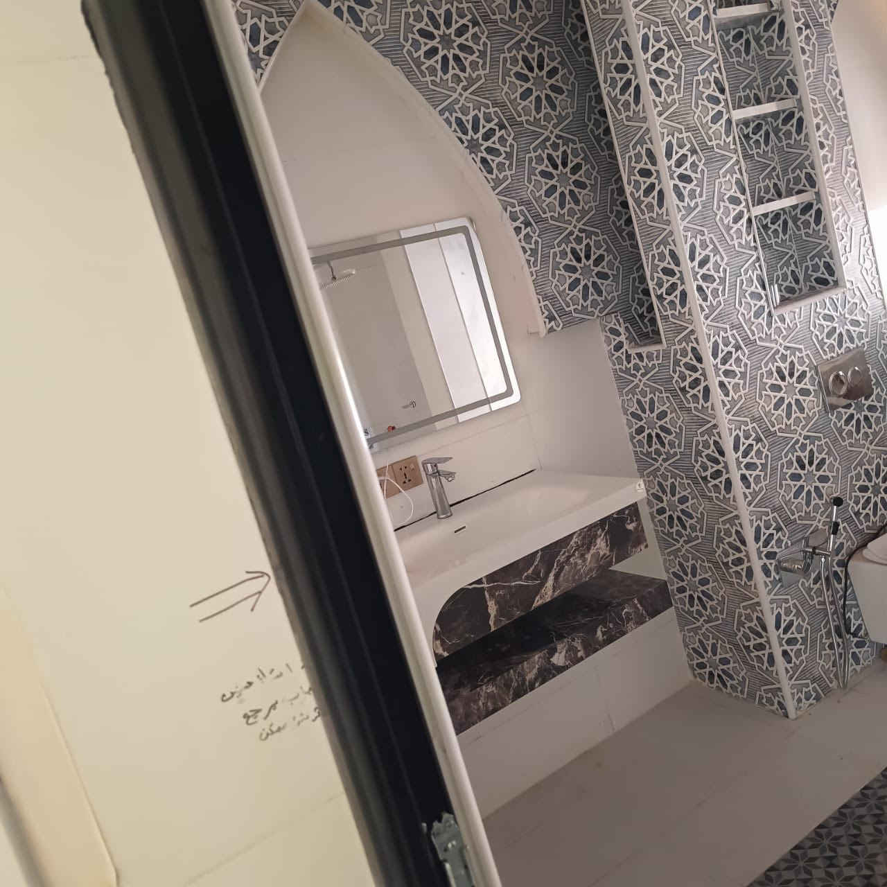 دار للبيع - مجمع السلام السكني (النجف )

306متر. 

مواصفات الدار خاصة :
• 6غرف نوم (3غرف بنظام سويتات )
• صالتين  + استقبال
• مطبخ 
• 5 مجاميع صحية
• حديقة أمامية وحديقة خلفية
• ساحة + سطحين 
.كراج سياره 

(بناء دار طابوك مع دكنك صب )
الدار جاهز للسكن  مطلوب للشركة 120 مليون 

ملاحظة : بدون كفيل 

مجمع السلام سكني راحة وهدوء 

موقع المكتب: الكوفة /حي كنده/ شارع كندة مول /قرب مركز صحي كنده/ مجاور مدرسة موسى ابن جعفر/***********
