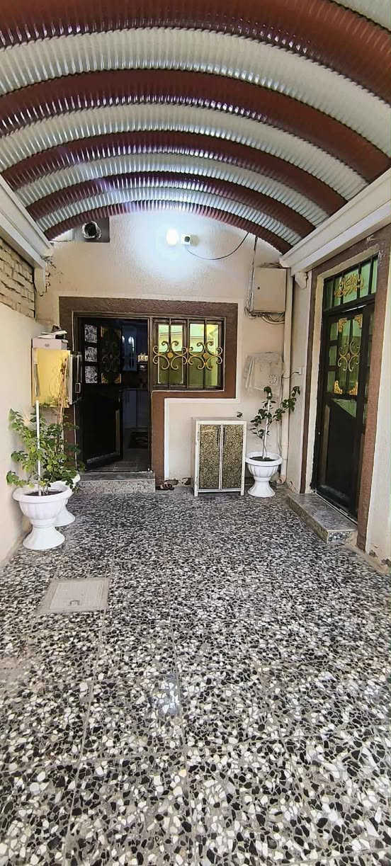 السلام عليكم 
يوجد بيت في حي السلام قرب بانزين خانه الغاضريه قريب ع الشارع العام المساحه 200متر طابق واحد بناء بلوك مكون من استقبال ومطبخ وصاله وغرفتين وصحيات داخليه وخارجيه وكراج سياره متوفره خدمات كامله بالمنطقه  كهرباء ومياه ومجاري وتبليط السعر 280 وبي مجال
للأستفسار يرجى الأتصال ع صاحب البيت *********** كربلاء, العراق
