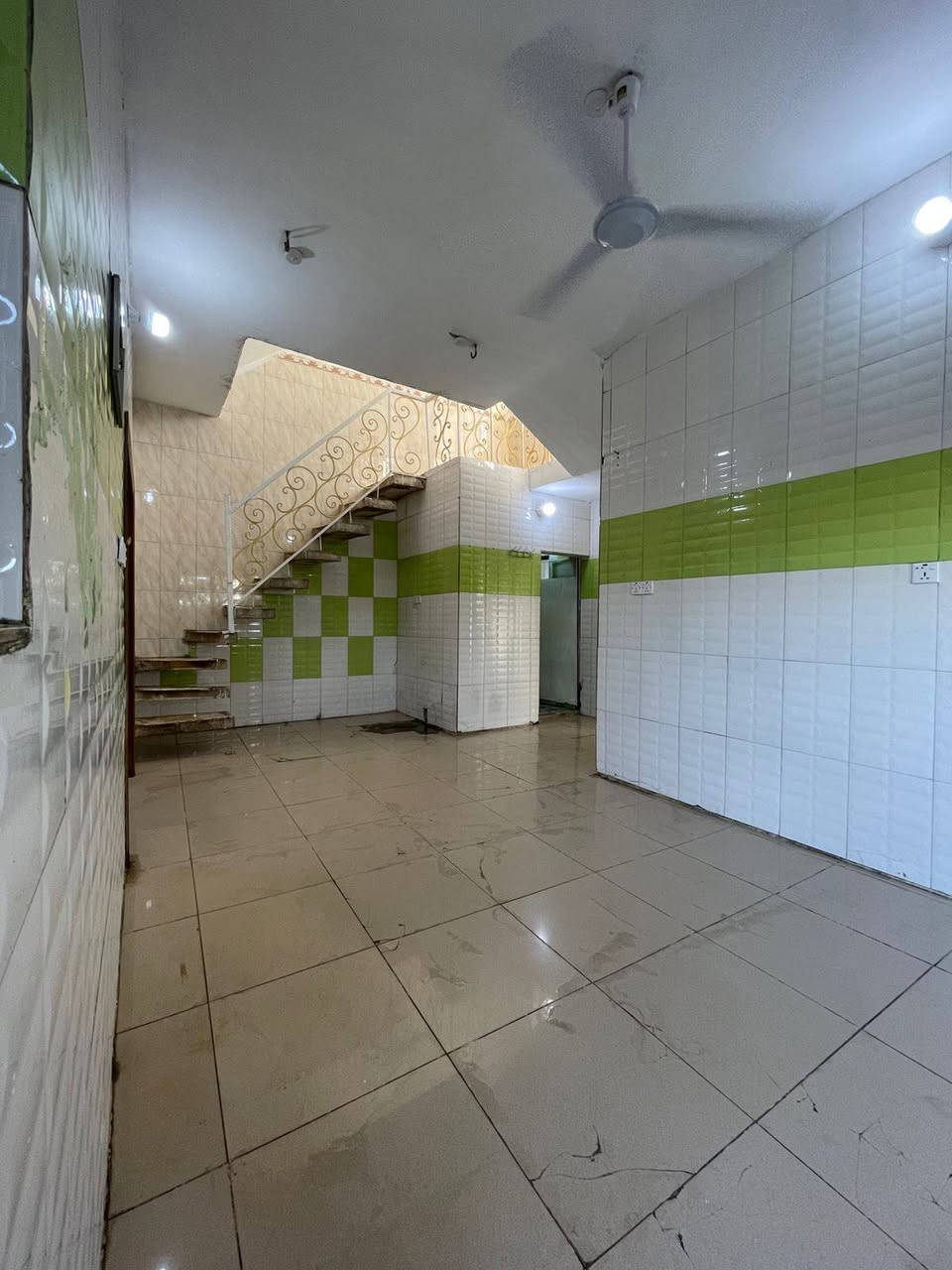 سلام عليكم
دار للبيع في محافظه كربلاء المقدسه 
قرار سند ٢٥ طابو زراعي 
المساحه الكليه للدار ٢٥٠ متر
تحت البناء ١٢٠ متر 
يتكون الدار من 
الطابق الاول#  استقبال +صاله مفتوحه عل مطبخ + غرفه + صحيات + منور خلفي 
الطابق الثاني# يحتوي على غرفتين كبيره 
حديقه كبيره + كراج + صحيات خارجيه 
الحي يحتوي على كافه الخدامات الاساسيه 
خط ماء عدد ٢ 
خط كهرباء عدد ٢ 
خط مولد 
مدارس+ مستوصف صحي + صيدليه+ اسواق+ افران 
كافه الخدمات متوفره 📍
موقع الدار قريب مدينه الزائرين وجامعه كربلاء فريحه 
خلف شركه الرناء ***********
