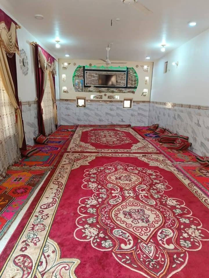 دار للبيع قرب جامعة بابل  منطقة الحكانيه  مساحه الدار والحديقه  1200متر الشراي يتصل بالرقم ***********
