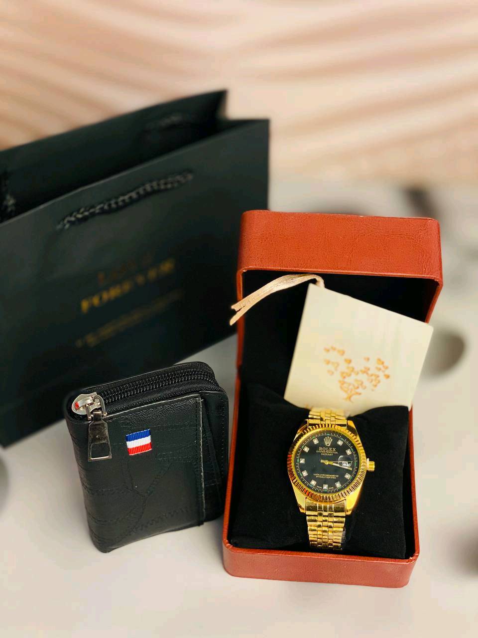 🎁هديّة عيد الحب تخلي اللي قدامك ينبهر من أول نظرة 🔥
إذا محتار شتختار هدية؟
احنا وفرنالك الحل المثالي 👌

⌚️ ساعة رجالية فخمة
تصميم أنيق ✨
تفاصيل ذهبية تخطف العين
تليق بكل الأذواق والمناسبات

👛 محفظة جلد رجالية
عملية، مرتبة، وتعيش وياك مدة طويلة
ترتيبها أنيق وتناسب كل ستايل

🎁 تغليف راقي وجاهز للإهداء
يعني لا تعب، لا لف، لا حيرة
تستلمها وتقدمها مباشرة 😍

مناسبة لـ ❤️ عيد الحب
🎂 عيد ميلاد
🎉 مفاجأة راقية
أو هدية تقدير لشخص غالي 

سعر البوكس ١٨ الف