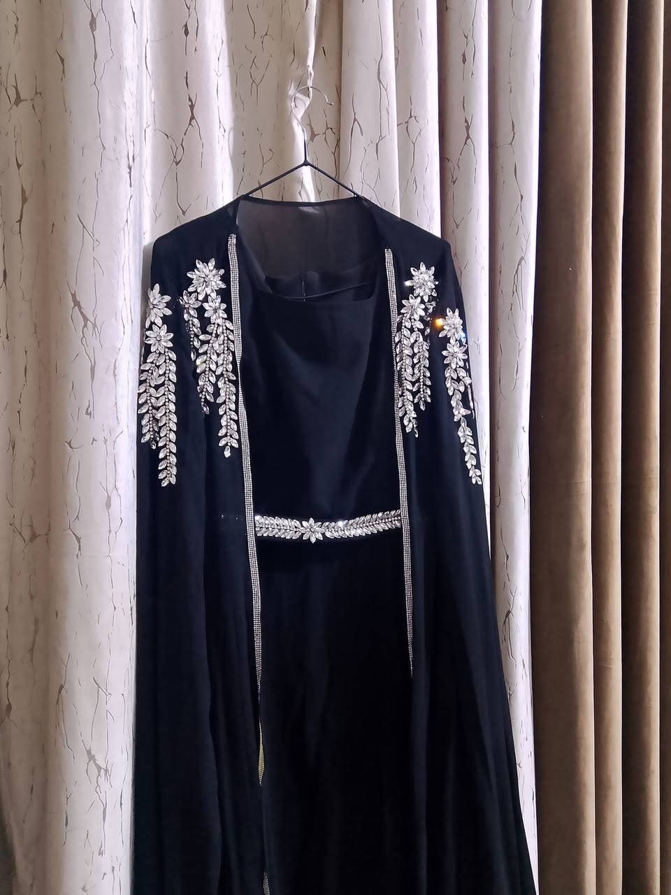 فستان مناسبات جديد ملبوس مرة وحدة سعره ٤٥ وبي مجال
رقم الموبايل ***********
