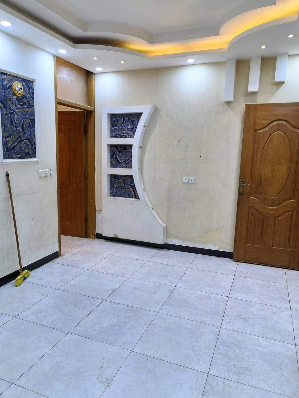 من رخصة صاحب الكروب
حصراً للعوائل الصغيرة مشتمل 50 متر طابق ثاني للأيجار في منطقة الشعب قرب جامع بدريه 
درج معزول يحتوي على استقبال ومطبخ وغرفة نوم + سطح  وملحقات للأستفسار ***********
