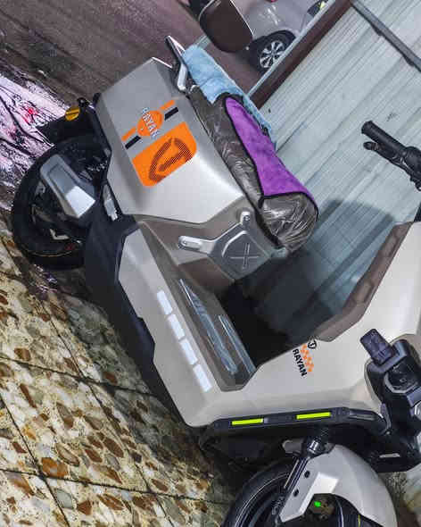 السلام عليكم شباب 
دراجة ريان وحش الكون VIB 
جديدة زيرو مماشية 
دراجه فئة خاصه مقعد منفصل داخل فيلي 
6 بطاريات 35 امبير 
ملف 2000 
مكان الدراجه بغداد 
الشراي يتصل متواجد واتساب 
***********
