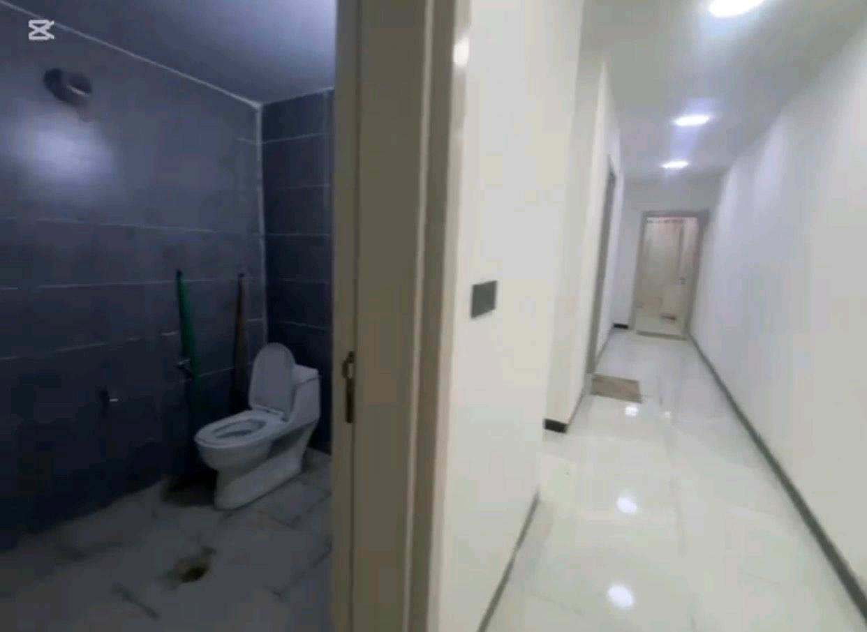 شقة مؤثثه للايجار ، حي الجامعة خلف بانزين خانة ابو خليل … ايجارها ١٠ اوراق 
ع غرفتين نوّم صالة مطبخ حمام( ***********) واتساب 
(***********)