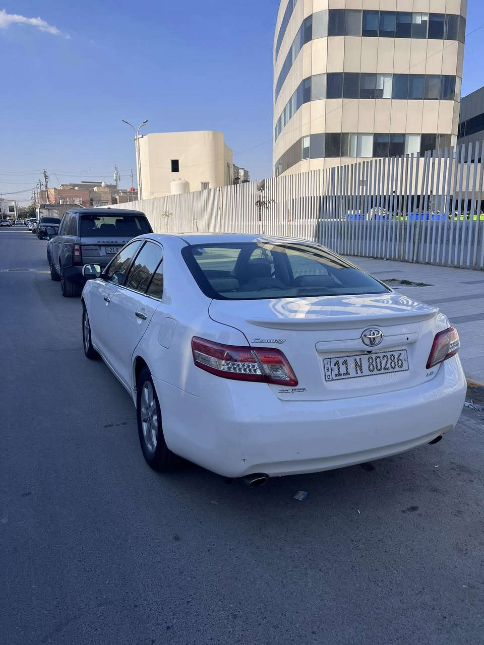 سلام عليكم سياره كامري موديل 2011 لون ابيض 6 سلندر سياره نضيفه مثل ما موضح بصوره رقم بغداد الدولي الجديد مكاني بغداد ***********

