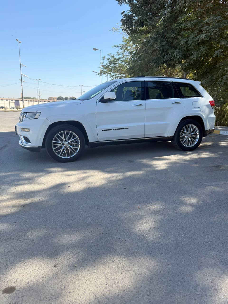 السلام عليكم ..
للبيع جيب سومت خليجي فول مواصفات مكينة هيمي 5700 موديل 2018 مفولة بنوراما جلد تدفئة تبريد كشنات جكات سستم هارمن كارد شاشات 2 رقم بغداد باسمي السيارة مكفولة من صبغ والتبديل بيه مكانات بارد موجود سوناره السعر 285 وبيه مجال 
*********** مكان بغداد غزالية
