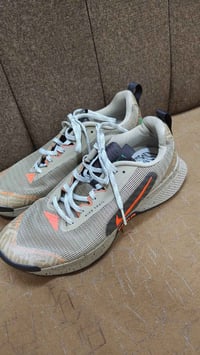 عشاق الأناقة والرياضة! 🔥👟 متوفر أحذية "نايكي" (Nike) أصلية، قياس 43، ص...