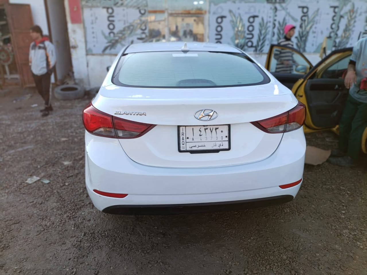 السلام عليكم
للبيع 
سيارة اللنترا ٢٠١٤ وارد كندي محرك ٢٠٠٠
 ضربه جاملغ و طرف البنيد نفسه مصلح سياره جاهزه للاخير حدادة و تبريد و طخم تواير و محرك
شاشه صغيره كاميرا تحكم ستيرين جهتين ويل كب كروم الاصلي
سيارة مال جناي و متعوب عليها 
اتعهد بمداور السنويه ثاني يوم 
السعر ١١٥ وبيه مجال 
عنوان الناصرية / سوق الشيوخ 
***********
