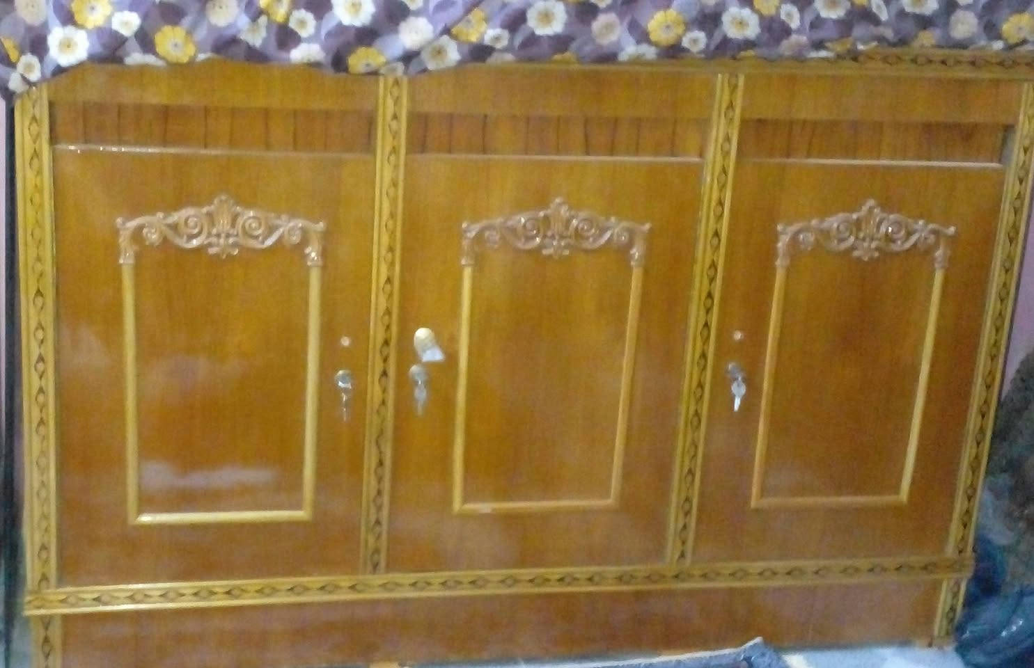 بيع مستعجل كنتور ثلاث ابواب خشب اصلي
بوفيه جديدة ونظيفة
معرض خشب صاج جاماته البنص موجودات 
كربلاء ألجمعية شارع طارق
للتواصل: ***********
