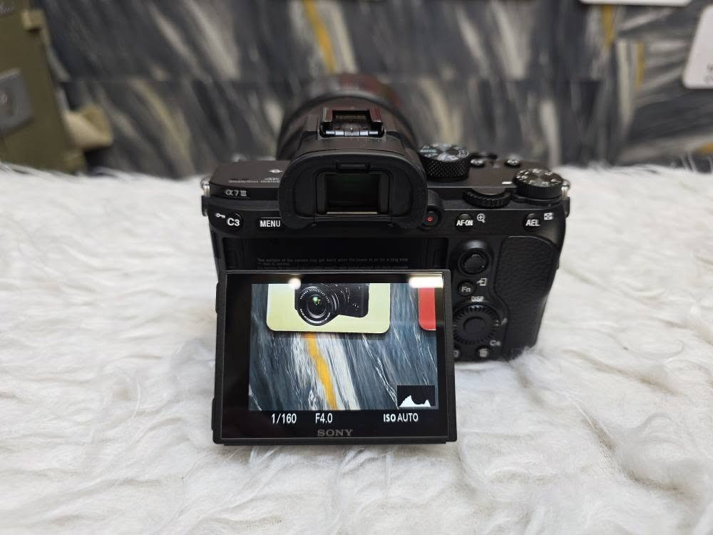 عدسة 85mm F1.8 اوتو فوكس سريع
مواصفاتها 24.2 ميجابكسل،  شتر بسرعة
 10 إطارات في الثانية، وتصوير فيديو
 بدقة 4K،  ضبط بؤري تلقائي متطور
 بـ 693 نقطة لاكتشاف الطور، بالإضافة
 إلى تثبيت مدمج للصورة بخمسة محاور 
دبل منفذ رام و بلوتوث، وشاشة LCD
 لمس و قلاب  وبطارية ذات عمر طويل
 الكاميرا مناسبة لجميع انماط التصوير
 الاحترافي ونتائج تصوير ممتازه جدا 
 نضيفه جدا ومكفوله🔰((شتر 7k))🔰

      سعر البدي 1.250.000 دينار 
           سعر العدسه 400 الف 

        البيع مع ضمان لمدة 3 ايام 
    توصيل ب 5 الف لكل العراق 🇮🇶

    موقع المحل بغداد باب الشرقي مقابل 
       حديقة الامه ***********
        مركز بغداد ماركت للكاميرات
