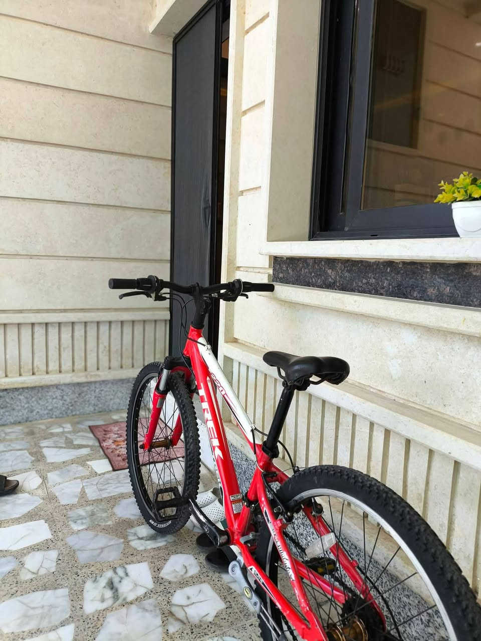 سلام عليكم بايسكل للبيع نضيف كامل كير حجم 24  موصل حي الصديق رقم التواصل ***********واتساب سعر 80 وبي مجال
