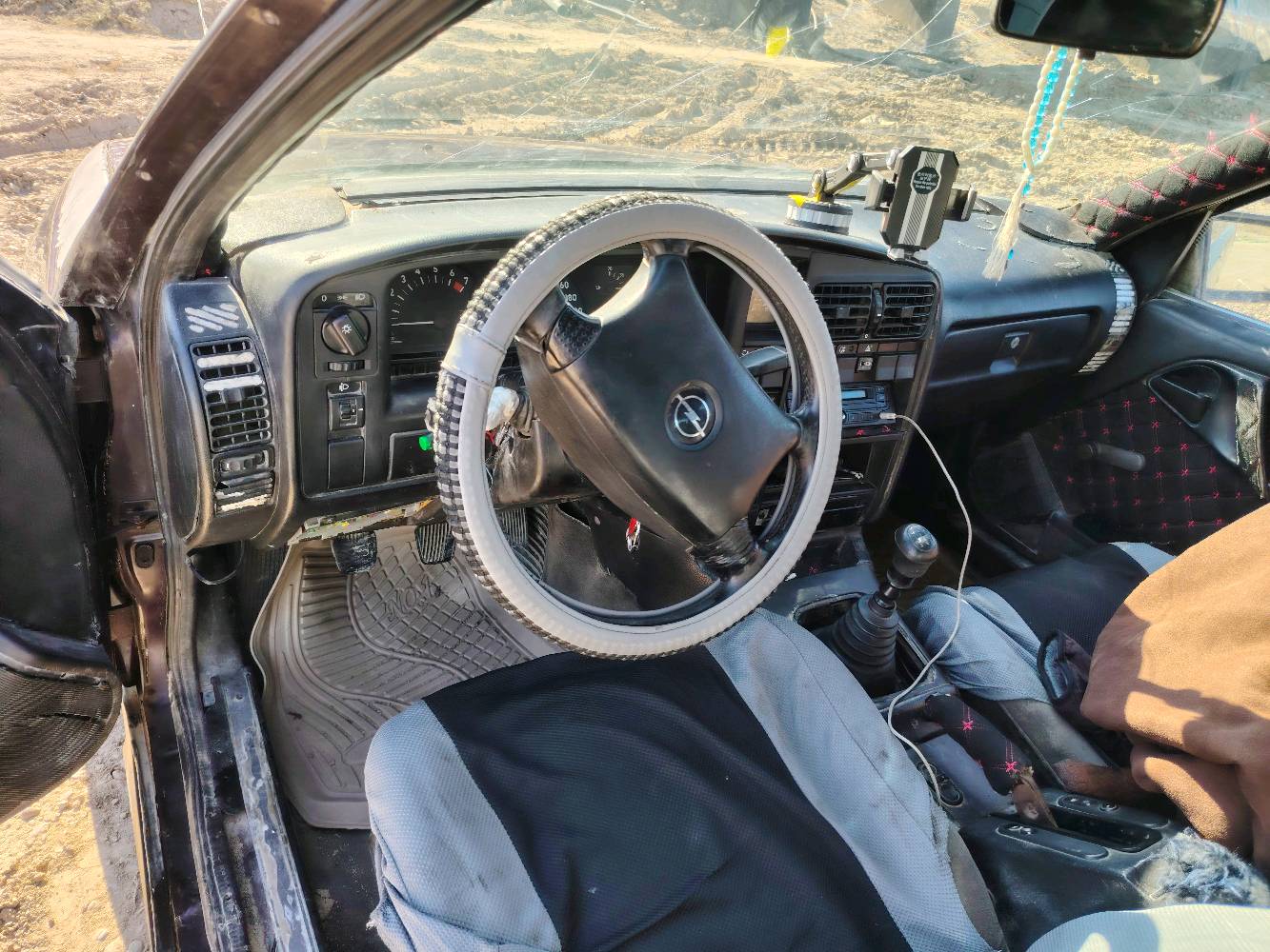 سلام عليكم  
عندي اوبل اوميكه البيع موديل 1991
 سعر 20 وبيه مجال 
محرك 2000 صارلي يومين من جفته 
***********
 مكاني ابو غريب 