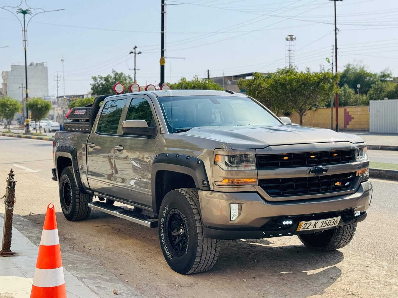 سلفرادو 2017 باب طويل بدي قصير
 وارد امريكي بدون تبديل حادث صبغ قطعتين فقط (جاملغ ايمن وبنيد فقط بدون دواخل ايرباك بردة فقط يعني حادث جانبي مو امامي دواخل وشواصي ما بيهن اي ضرر )
مكينة V8 5300 
كير تعليق حجم 1000 
ماشية 47 الف ميل يعني 76 الف كيلو فقط 
رقم اربيل الجديد هزة جديدة سنوية لسنة 2028 راعيهة مستعد للتحويل والوكالة 
فئة LT
مواصفات 
فور ويل 
شاشة كبيرة + كامرة خلفية
حساسات خلفية 
دوسات ( البريك والبانزين ) كهربائية
كشن السائق كهرباء 
لايت امامي زنون + بروجكتر لد بلاد + لد نهاري بلادي
مري كهرباء  
وباقي المواصفات المعروفة

الاضافات 
محجر بدي يحتوي على مسند للسبير ولدات خلفية ولدات امامية ولدات اشارة جانبية 
ترفيعة امامية 3 انج خلفية 2 انج قابلة للتحكم بلارتفاع اصلية ضمان مدى الحياة من مركز تعديل معروف
ويل جبلي قياس 17 ميثود واطارات قياس 315 تخم جديد
نفخات جاملغات 
السيارة ملغومة لدات للطرق الداخلية والخارجية والبر 
مراية وسطية تعرض الكامرات امامية وخلفية وداشكام بنفس الوقت ماركة دهوة 
السيارة جاهزة ومميزة من لون ومن تعديل ما ناقصة شي 
مكينة كير جداً نظاف
تبريد تدفئة كهربائيات كلشي بلادي ومضبوط
صفر مسج اي كلوب ما مشتغل بالعينة
ممشاهة قليل قياساً بموديلهة ودواخلهة جداً نظاف والصور توضح كلامي وبالواقع اجمل
مكان السيارة بصرة 
السعر 195 ورقة وقابلة للتفاوض
للاستفسار ***********
