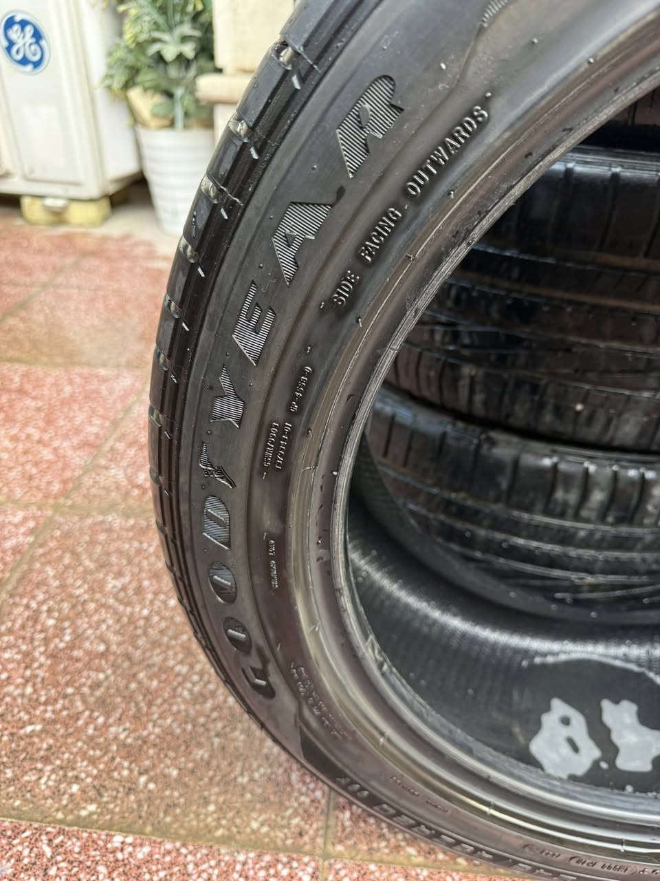السلام عليكم 

للبيع تخم  تاير Good Year  اصدار   Eagle RS A علامة النسر صناعة أمريكية
انتاج 2023 
قياس  245/45ZR20 
رياضي ابو الحافة البارزة شلته من سيارة جالنجر دخول جديد لان بدلت تخم ويل كامل التاير جديد كلش و مابيه اي عيب او خلع شرط الفحص  
للبيع بسعر ٢٥٠ و بيه مجال بسيط 
للاستفسار 
***********
***********
