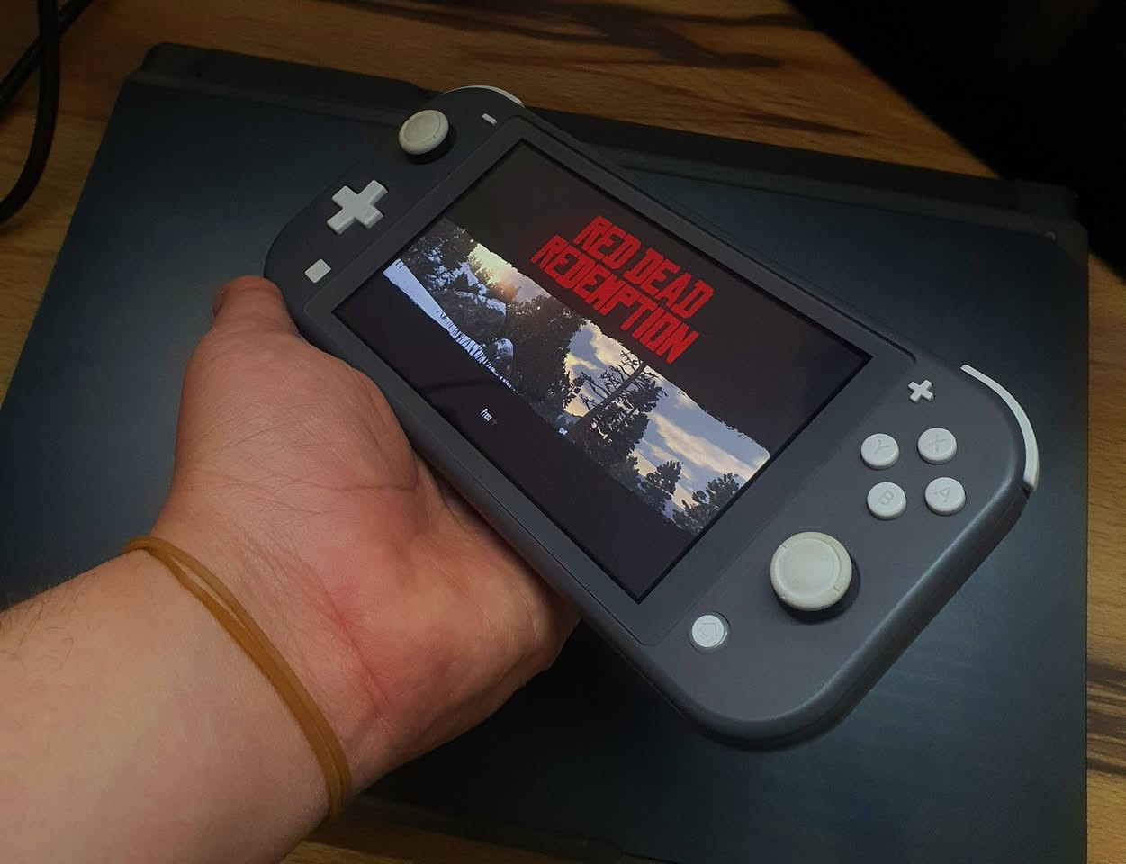 السلام عليكم ، نينتيندو سويتش لايت
مرحبا شباب متوفر حاليا نينتيندو سويتش لايت مهكر قطعه اصلي نظامين معزولات online + offline ♥️ 
اخر تحديث للنظامين ثنينهم وطبعا الجهاز اخو الجديد
نضافه 101% يلمع 

الجهاز المرغوب لسهولة التنقل وصغر الحجم يجي بأقوى الألعاب مثل / 
تومب رايدر - ريد ديد - ذا وتشر 3 - فيفا 25 - 
نسخ رزدنت ايفل الرابع والثاني - والكثير ،،،
وتقدر تحمل اي لعبه مجانا على النضام المهكر

اون لاين شغال لجماعه فورت نايت - روكيت ليك - يوتيوب - وغيرها ،،،

الجهاز بدون اي خلل او مشكله سليم وجديد مع الضمان شرط الفحص والتأكد - بطاريته جدا ممتازة  
رام مميز 256 جيجا ساندسك الترا اصلي
ملحقات وهي جنطه نينتيندو لايت الخاصه وشاحن

سعر الجهاز 225 قفل
العنوان / بغداد - البياع - شرطة الخامسة 
رقمي / ***********
يوجد توصيل لجميع المناطق والمحافظات
