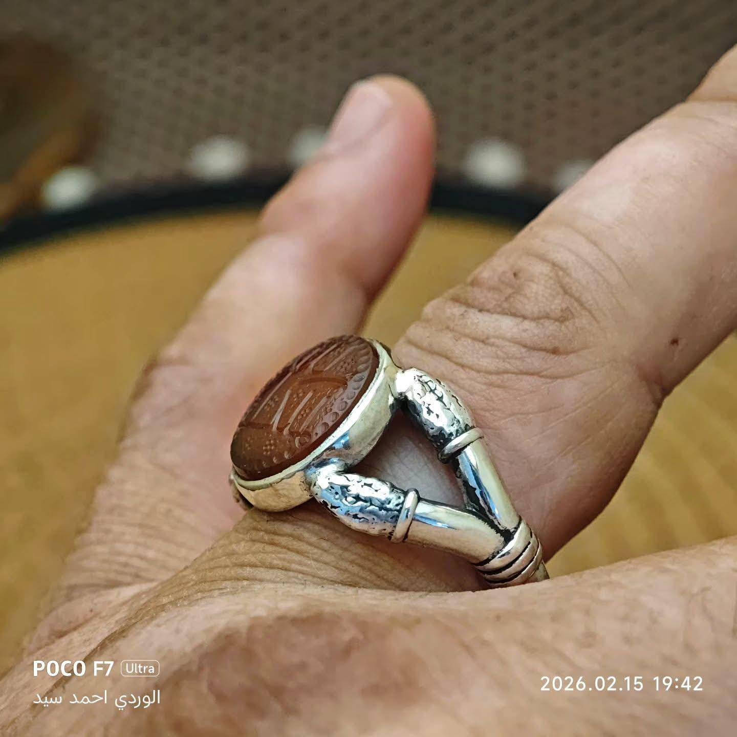 عقيق يماني مشمشي
منقوش الملك لله (امضاء اسد)
صياغة الاصطة المبدع ابو اوس البيضاني
اول قطعة من الموديل الجديد اربع رؤس ثعبان فضة عيار 1000 شغل ملكي ثقيل عنوان نجف ***********
