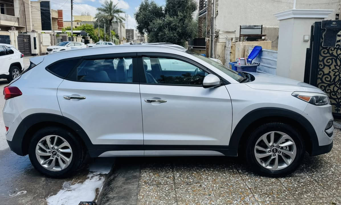 السلام عليكم
توسان ٢٠١٨ - وارد امريكي 
سعرها ١٥٦ ورقة 
باسمي / شرط التحويل 
المحرك ٢٠٠٠  
ماشية ٨٤ ميل
لون سلفر 
تحكمات بالستيرن
شاشة AppCare play 
كامرة 
كشن السايق كهرباء
الضرر : جاملغ السايق + الصندق ..تبديل اصلي بدون صبغ بدون دواخل بدون اي تاثير
و بيها بارد قليل جدا بالباب و بحافة البنيد

السياره جاهزه و على ايدي صيانة دورية و كل قطع غيارها من الشركة.
ملاحظة : استهلك فقط بانزين عادي ، فقط فترة الصيف استخدم بانزين محسن ومرات اخبط. و تكدر تجرب بنفسك من تشوف السياره. 

مكان السيارة 
بغداد - العامرية 
***********
