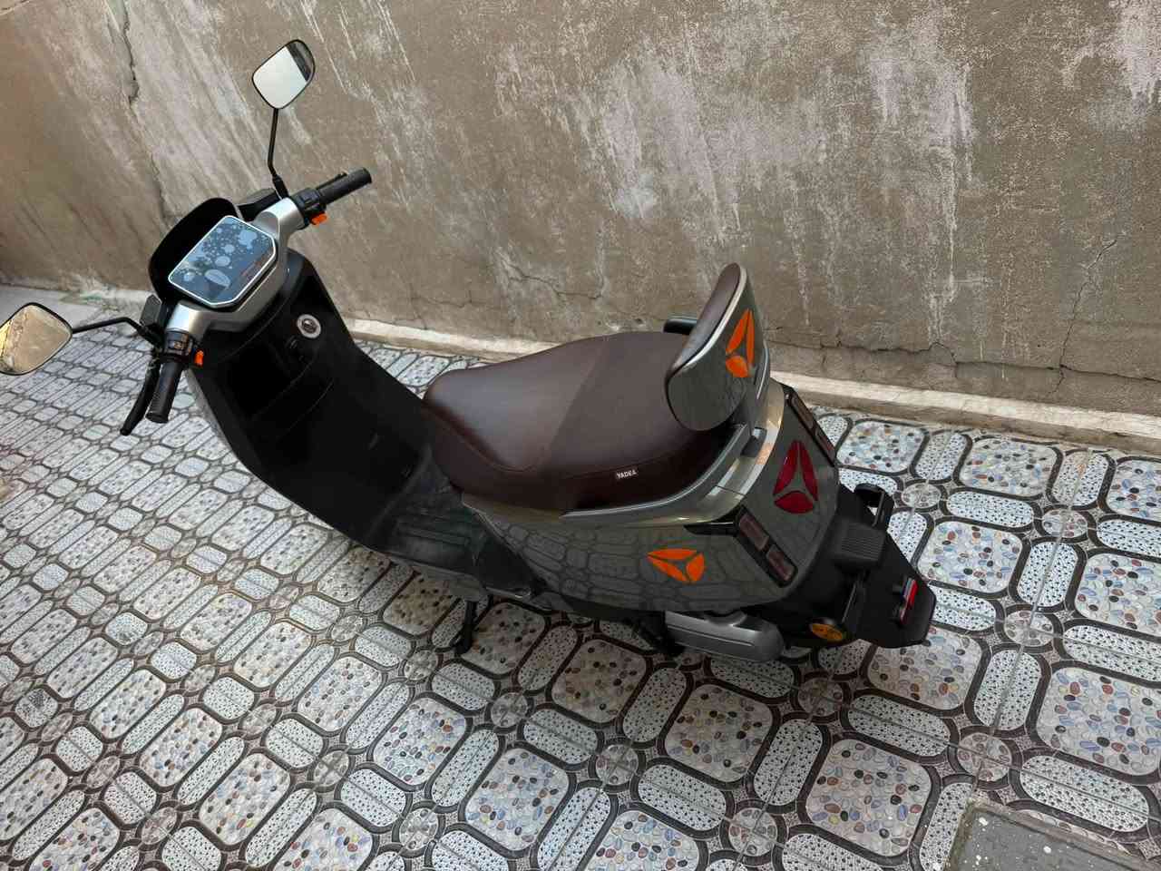 دراجه شحن من نوع ياديا ايبوك دراجه حلوه ومرتبه بطاريات من نوع كرافين شبيهه اليثيوم ماشيه 6000 قدره الملف 3400 حقيقي سرعتهه 62 حقيقي تجي السعر 1100000  رقمي التواصل ***********
