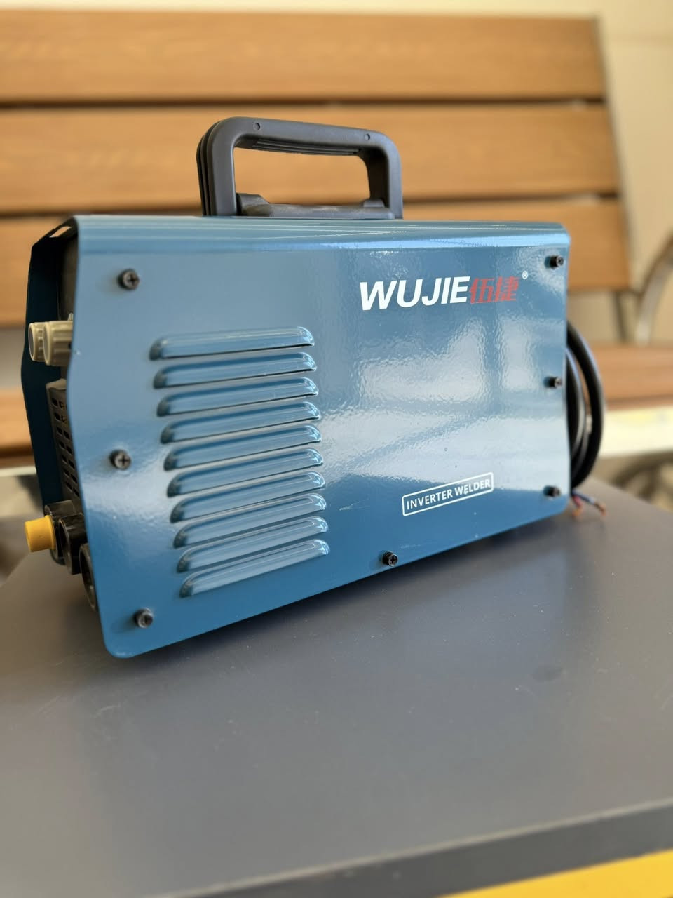 متوفر لدينا في انور الصباح للستانلس ستيل 

ماكينة WUJIE (الموديل WS-200S) - اللون الأزرق
ماكينة عملية وقوية جداً:

• الشاشة الرقمية: تحتوي على شاشة "ديجيتال" لعرض شدة التيار بدقة، وهذا يساعد الفني على ضبط الحرارة المناسبة لسمك الستيل (مثلاً الـ 0.8 ملم يحتاج حرارة تختلف عن الـ 1.5 ملم).

• المتانة: تصميمها يوحي بأنها مخصصة للعمل الشاق (Heavy Duty) وتتحمل ساعات عمل طويلة في الورشة.

• التبريد: تظهر فتحات التهوية الواسعة، وهي ضرورية جداً للحفاظ على استقرار أداء "الإنفيرتر" تحت شمس العراق وحرارة العمل.

العنوان: كربلاء المقدسة / الحي الصناعي /- قرب الراية.
https://maps.app.goo.gl/7Ek6m9e82jJCVKgA6
📱 تواصل ويانا واتساب:
***********
***********
#اكسسوارات_ستيل #غذائي_304 #ستانلس_ستيل #ستيل #استيل #ستيل_ذهبي #ستيل304 #StainlessSteel #Steel
