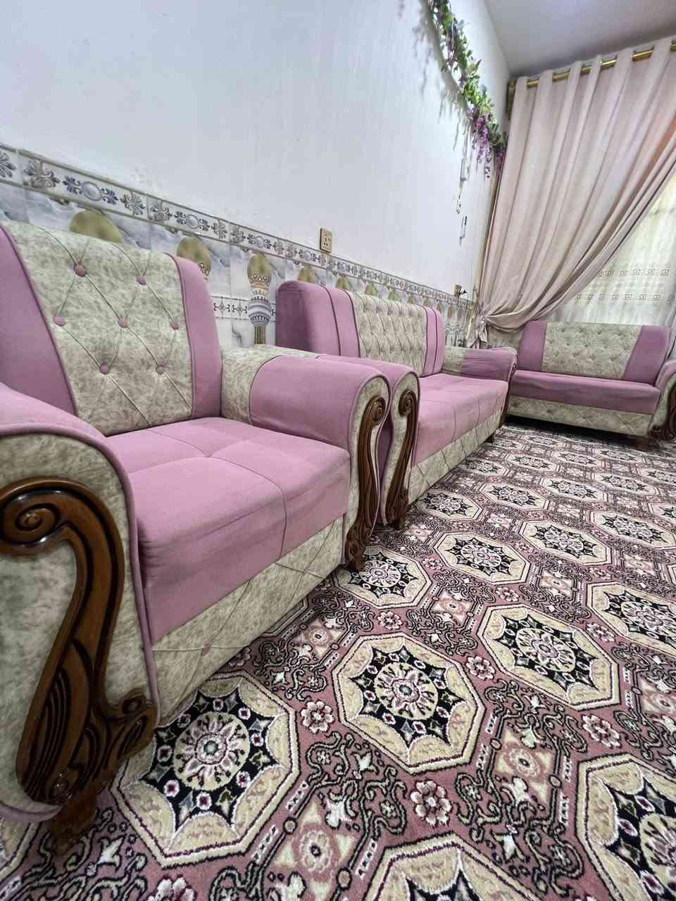 السلام عليكم 
تخم عشر مقاعد وكاربد وميز تلفزيون والستائر للبيع وبسعر مناسب والاستفسار 
*********** عنواني سكينه وكريات الزراعي شارع سيد صادق
