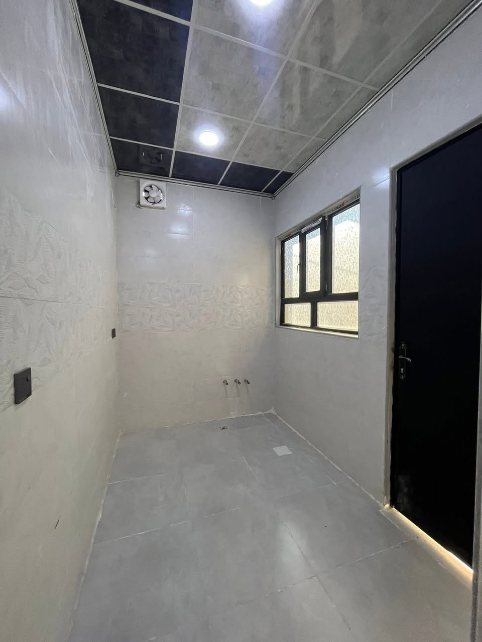 السلام عليكم ورحمة الله وبركاته #مكتب_الغوالي
بيت للبيع في حي السماح الاطباء قرب جامع يحيى شفيق الزهاوي 

🔹 المساحة : 100م ، الواجهة : 5م ، العمق : 20م

🔹  سند طابو زهور شرط تحويل وشرط قرار التمليك 

🔹 اساس البيت ومراحل البناء مصور بالكامل 🎥

ط1 : كراج ، استقبال ، هول ، مطبخ ، غرفة ، صحيات

ط2 : غرفتين نوم ، هول ، صحيات ، بيتونه ، بلكونه

مجهز بالكامل بكافة الانظمة الحديثة -

دكتات - سبالت - غسالات - انترنيت - دشات - كامرات

للأستفسار آكثر مراجعة #مكتب_الغوالي الكائن في حي السماح الاركان قرب مدرسة السماح الأبتدائيه وقرب مول القمة على شارع 20 او الاتصال على الارقام التالية

***********

***********
