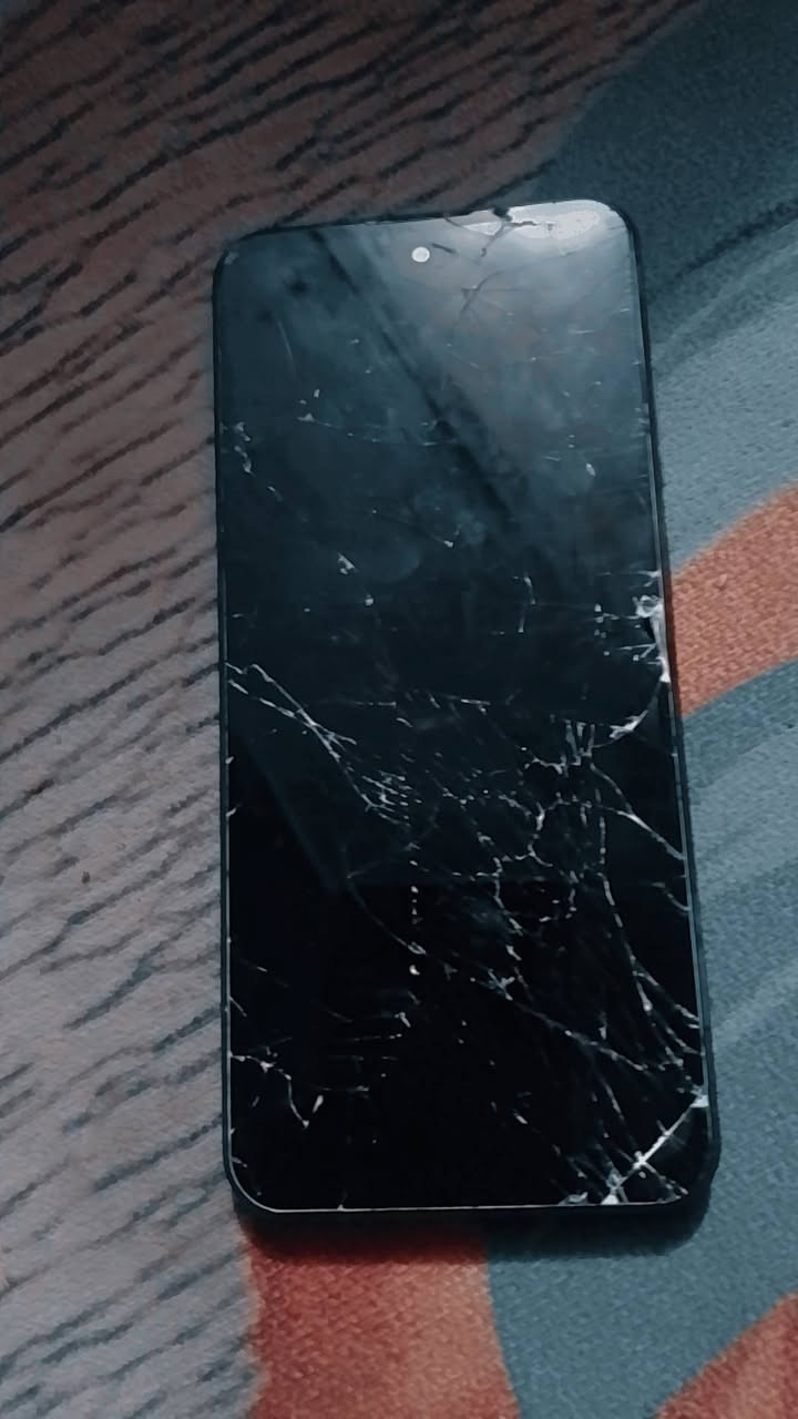 سلام عليكم شباب شباب عندي هاذا مبايل تيكنو نوع جيد للبيع مكسورة شاشة سعر 40الف وبي مجال مكاني بغداد الشعب يم محطة سماء بغداد  استفسار اتصال واتساب ***********
