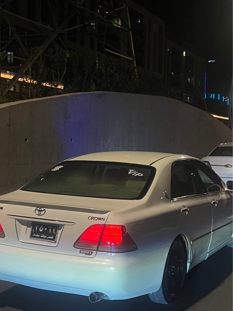 شاهینە مووس 
٢٠٠٥
بجوک بە بجوک ناو زەرد
سەیارەکە جرکەی نیە کامل مەسرەفە
گیرو مەکینە تەبرید بەشەررت
٤تایەی تازەی لەسەرە
رۆنو بانسو هەمووی لۆکە سەیارەی مالە تیر مەسرەفە
رەنگ گۆراو کەفەرو شانسی هەمووی بەشەررت
سەیارەکە بۆیاخی هەیە
پارەی براوەیەکی جوان نیە
٥٥گەلاو کەمیک مەجال
گۆرینەوەش ئەکەم لەسەر دل گرتن
*********** وەتس ئەپی لەسەرە
سلیمانی السليمانية, العراق
