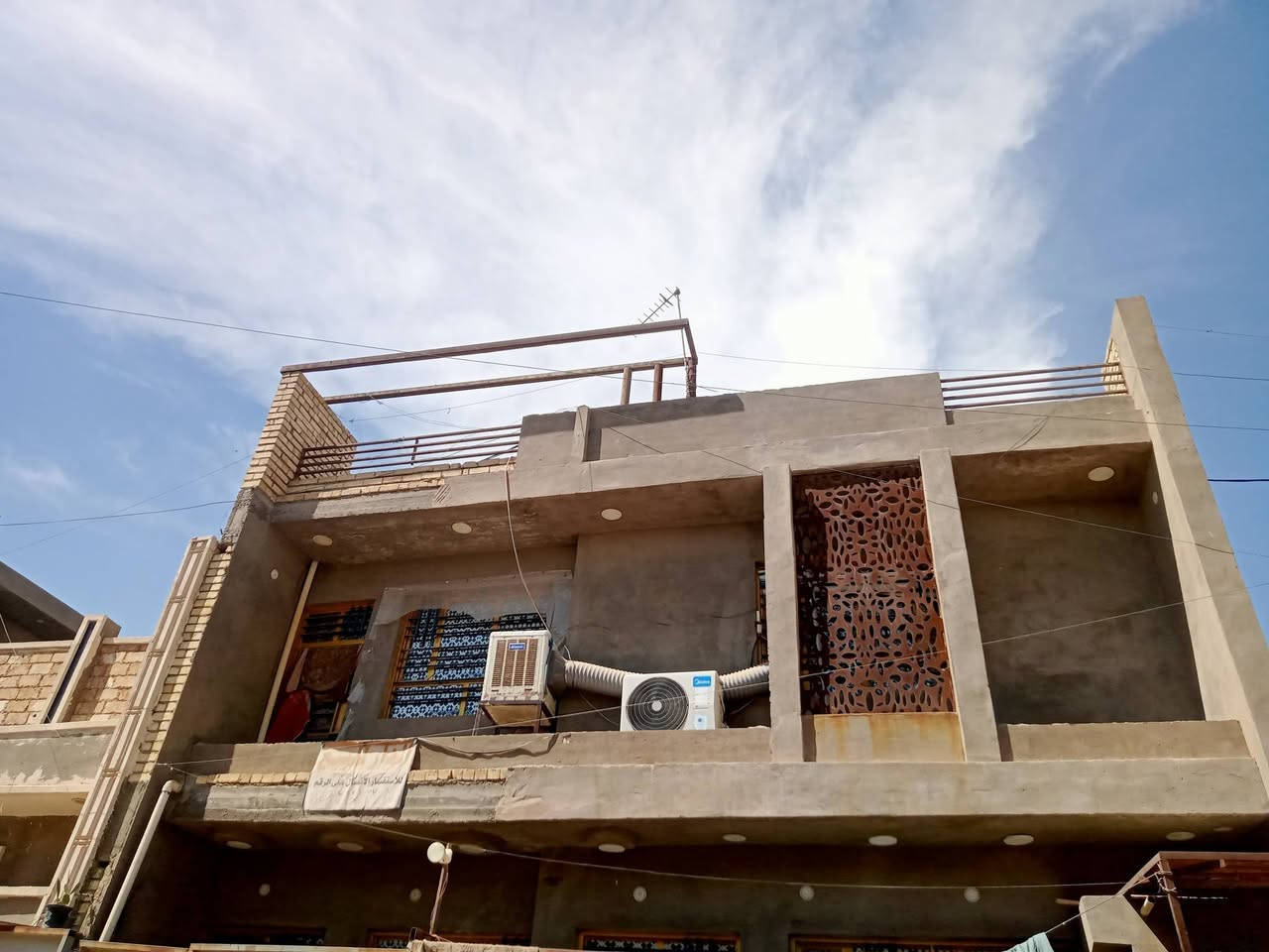 بيت للإيجار
مساحه 100متر مربع 
بيت مفول يحتوي على اربع غرف نوم وصحيات وصاله ومطبخ 
العنوان منطقه رئاسه العبيدي مقابل منطقه أبو علي الدراجي 
***********
