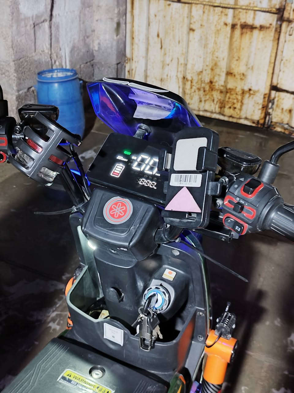 السلام عليكم 🛑
🛵دراجه شحن x900 
موديل 2025
💿تايرات جدد جوبلس
الدراجه ام الصندوك الوسطي الجبير وبيها سله جديده اماميه شايلها 
⚡ملف ١٢٠٠ نحاس 
🦾سرعه ٩٩كم.س
🔋٥ بطاريات كبار 
🪉جهاز انذار لمنع السرقات
دبل سويج وتشغيل كارت nfs وتشغيل بصمه عن بعد وتشغيل بصمه بلدراجه ونشرات داير مدايرها ملاعيب العيد ومنضومه زنون عدسه وبيها نظام بك R🛑 وشاشه اعطال 
الدراجه زلغ مابيها واحله من الصوره السعر ٥٥٠ وبيها مجال للطيبين المكان بغداد زعفرانيه ***********واتس
