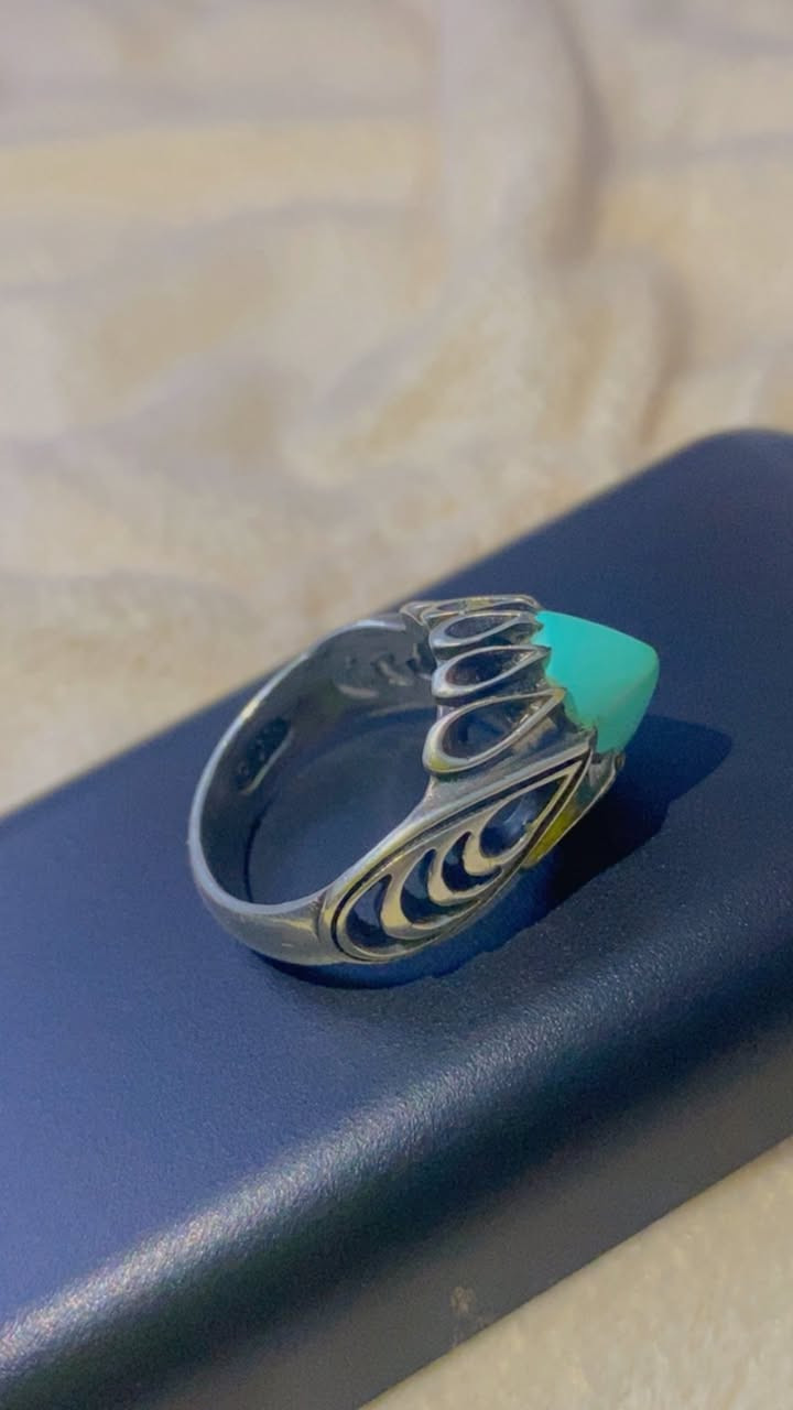 السلام عليكم
لبة هرمية نيشابوري فضة 925 ثقيلة صياغة جميلة
الاستفسار مراسلة الخاص


**إذا كنت صاحب هذا الإعلان وتريد حذفه لأي سبب، رجاءا أرسل رسالة إلى الدعم الفني**