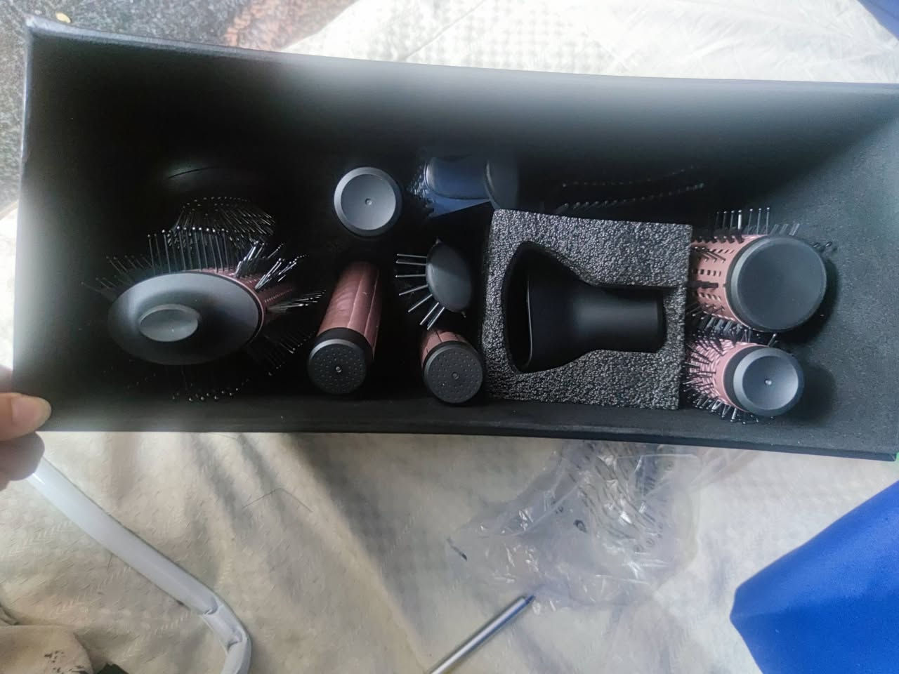 مصفف الشعر Cecotec Bamba CeramicCare 12in1 AirGlam، وهو من الأجهزة المميزة التي تجمع بين تجفيف وتصفيف الشعر بعدة طرق (تجعيد، تمليس، وتكثيف) بفضل ملحقاته الـ 12.


**إذا كنت صاحب هذا الإعلان وتريد حذفه لأي سبب، رجاءا أرسل رسالة إلى الدعم الفني**